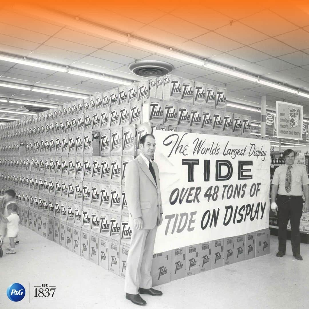 P&G（Procter & Gamble）のインスタグラム：「Back in the 1970s, our Tide team created the World’s LARGEST display of Tide, weighing more than 48 tons – that’s the weight of almost a dozen elephants! 🐘 While we’re happy the floors didn’t collapse, we’re happier to know we cleaned thousands of loads of laundry with all that soap! 👕🧼 @TideLaundry #PGHeritage   Learn more about the history of our brands in the link in bio.👆」