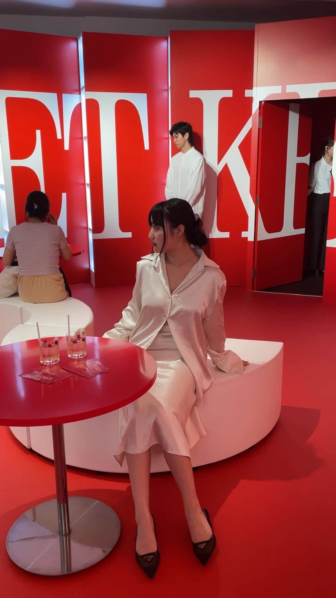 河崎みーなのインスタグラム：「まだまだ自分には早いと思ってた　@skii  のスキンケア。だけど自分の悩みにピッタリなケア商品が沢山で使ってみて感動した、、手遅れになる前にエイジングケアにもしっかり取り組んで行きたいなあと思えた時間だった。  ※ エイジングケア:年齢に応じたケア . . . . . . #skii #ピテラ #ピテラエッセンス #フェイシャルトリートメントエッセンス」