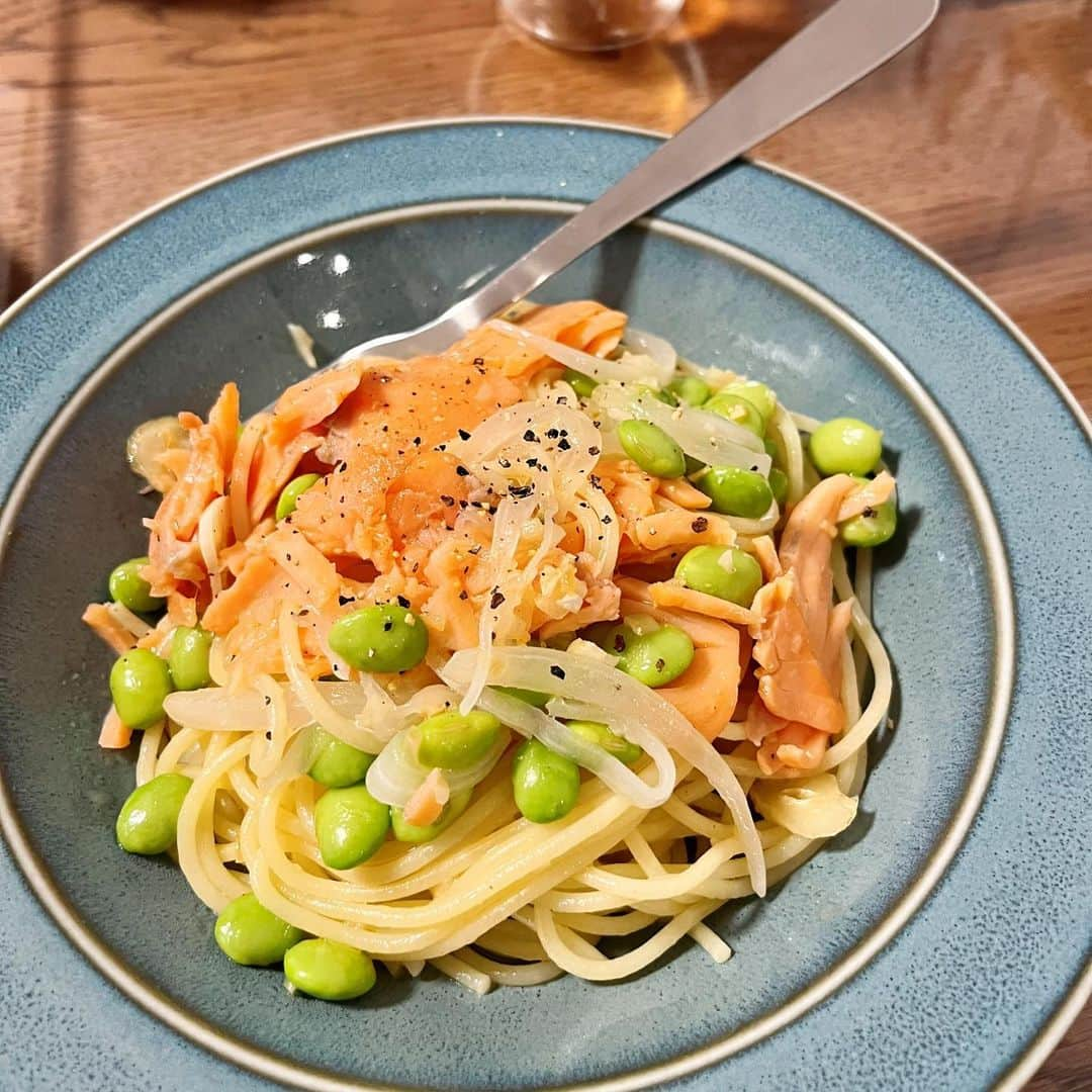 白石一文のインスタグラム：「枝豆とサーモンのパスタ、銀鮭のお弁当。 夏の甘いものいろいろ。 #えだまめ #焼き芋アイス」