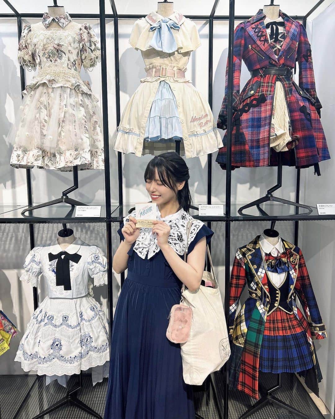 岩田陽菜のインスタグラム：「#AKB大衣装展   絶対に行きたくてしのぶさんにお願いして なんと！見に行けました🥹✨️✨️  1つ1つの衣装がほんとに可愛くて、 しのぶさんの愛が沢山詰まってて、 私がアイドルになりたいと思った理由が AKBさんみたいな可愛い衣装を着たいからだったなって改めて実感しました。  ヲタクしてた時の思い出が蘇るのもまた良きでした🥺♡♡  卒業ドレス、こんなに綺麗な その人を想ったドレスが目の前に 存在するのがほんとにびっくりな ぐらい美しかったです。😌   #オサレカンパニー さん」