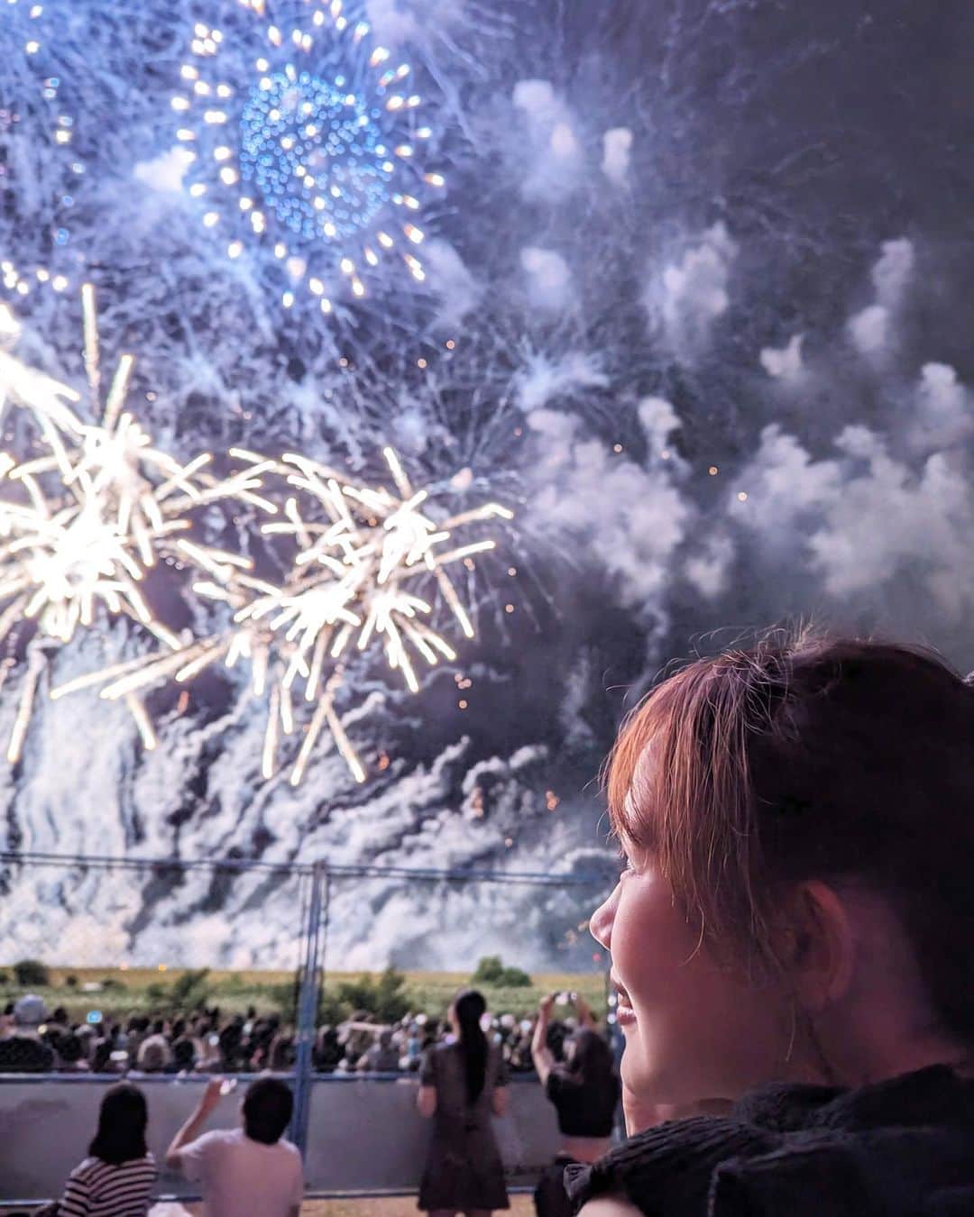 のインスタグラム：「#花火大会 #fireworks  ⁡ August 7th (8月7日) is a day of flowers, and fireworks! It stands for Japanese wordplay. In our language, the combination of the initial letters of 8 and 7 makes a word that means a flower🌸, and the idiom “flowery fire” means fire works. That’s why we had a large fire work festival even at the night of the week day. ⁡ #fireworkphotography #japanesegirl #learnjapanese #japanesefireworks #英語日記 #横顔」