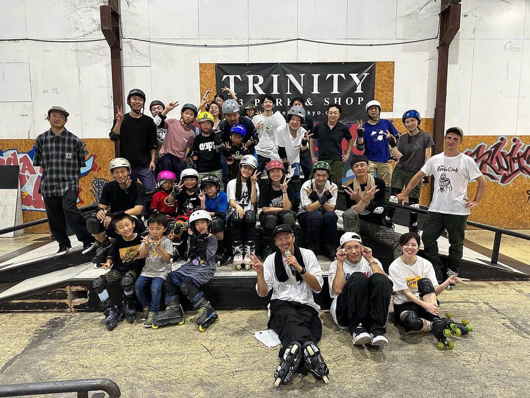 伊藤千秋のインスタグラム：「8/6TRINITY School😎 定員オーバーの最高のセッション！自分は今回子供達のフロントサイド180アウトを担当しておりました。 学年の近い子や大人同士も沢山参加して頂けるので切磋琢磨感120%で楽しいのです！ 次回Schoolの日程候補出てきます！お問い合わせは、 @trinitytokyo までお願い致します！ そしてTRINITYで9/9は、 伊藤千秋主催のコンテンストGOLDSTYLE13を開催！ 是非皆様遊びに来て下さい！ 飲んで食べて観戦もOK!!! ガチンコバトルへGO!!!! @claps_entertainment  #GOLDSTYLE13 @clapsstore_official  @newerajapan」