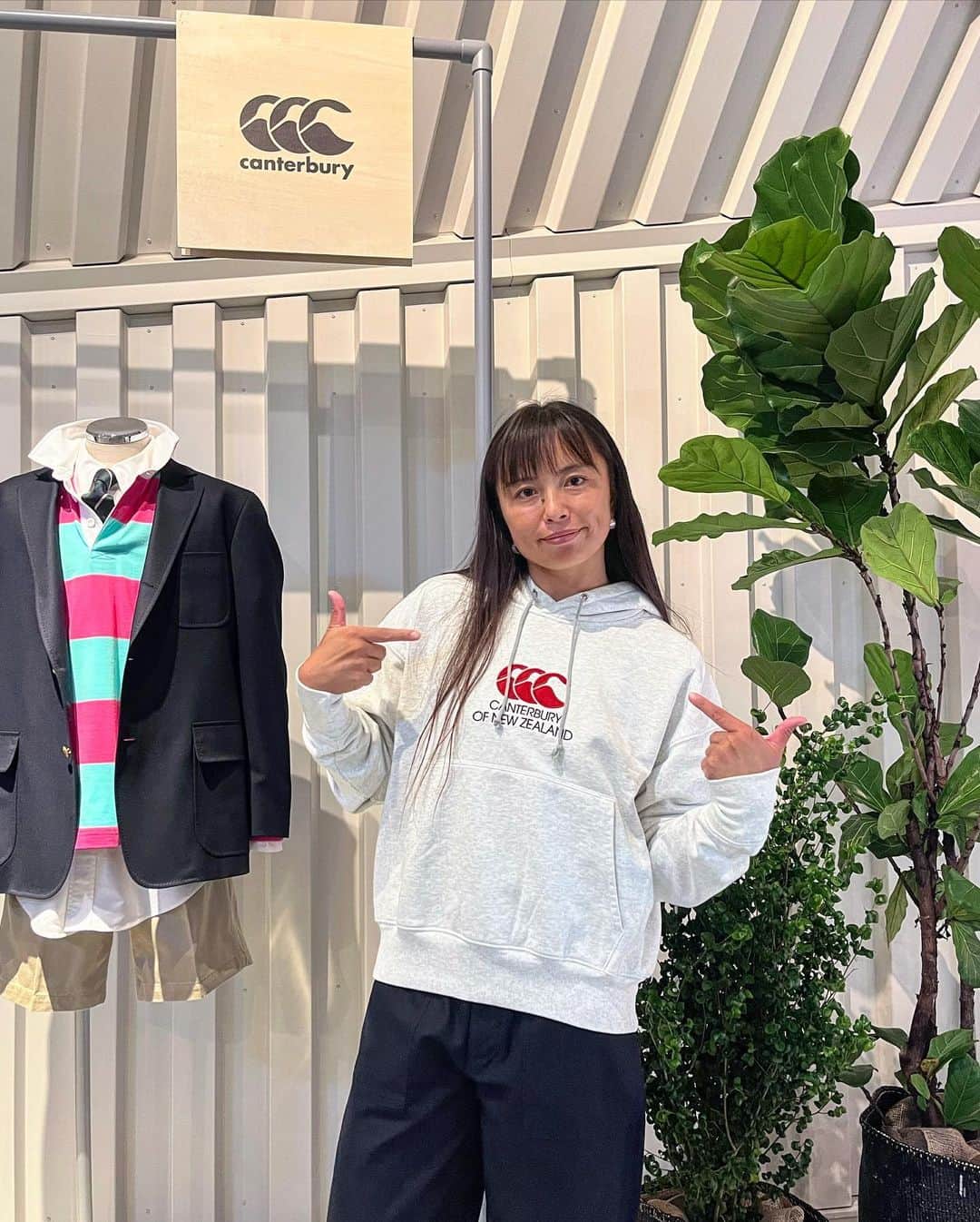 桑井亜乃さんのインスタグラム写真 - (桑井亜乃Instagram)「いつもサポートしてくださっている、Canterbury様の秋冬展示会へ行ってきました👚👕  「2023 FALL & WINTER PRESS PREVIEW by GOLDWIN INC.」  “かっこいい、かわいい”お洋服がたくさん❤️ NZの美味しいお水もいただきました🤤  新作カンタベリーのお洋服がお気に入りすぎて、もはやリピートです🥰 めちゃくちゃおすすめ💙💛  品番：RA33568 価格：¥8,800（税込） カラー：オフホワイト、ネイビー、アイボリー、イエロー サイズ：S、M、L、XL、3L  今のところネット販売はないみたいなので、是非店頭でお買い求めください☺️  日本代表のユニフォームもチェックしてくださいね🏉  #Canterbury #カンタベリー #スポンサー #GOLDwin #秋冬展示会  #アルカス熊谷#panasonicwildknights #rugby7s #ラグビー #ラグビー日本代表 #サクラセブンズ #rugby #女子ラグビー #レフリー #referee #解説 #コメンテーター #commentator #女子アスリート #worldseries #オリンピック#rio2016 #paris2024 #anokuwai」8月7日 22時22分 - ano.1020