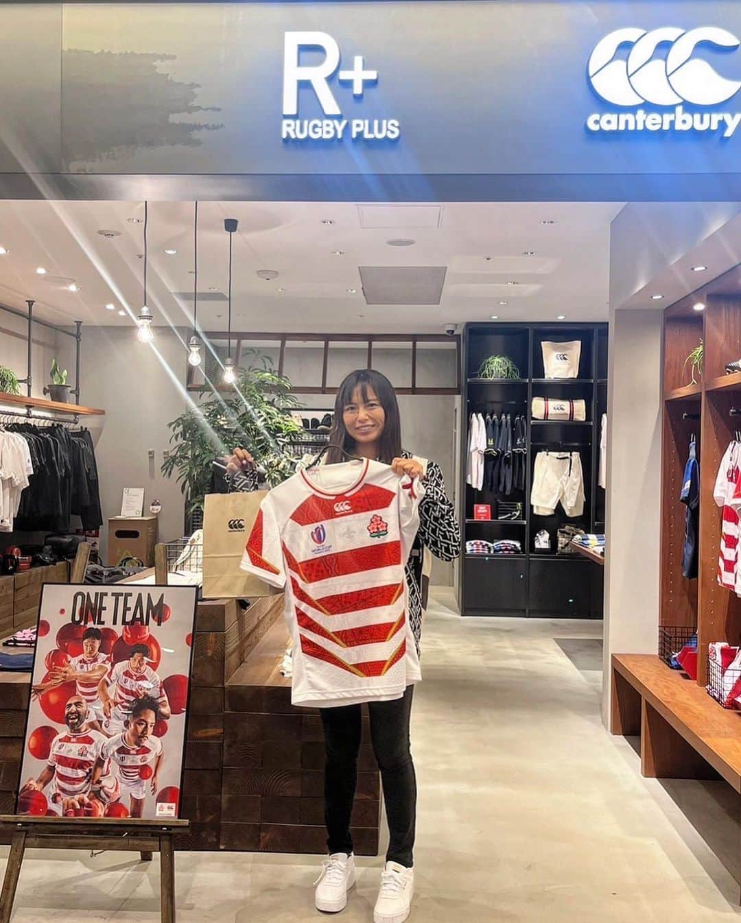 桑井亜乃さんのインスタグラム写真 - (桑井亜乃Instagram)「いつもサポートしてくださっている、Canterbury様の秋冬展示会へ行ってきました👚👕  「2023 FALL & WINTER PRESS PREVIEW by GOLDWIN INC.」  “かっこいい、かわいい”お洋服がたくさん❤️ NZの美味しいお水もいただきました🤤  新作カンタベリーのお洋服がお気に入りすぎて、もはやリピートです🥰 めちゃくちゃおすすめ💙💛  品番：RA33568 価格：¥8,800（税込） カラー：オフホワイト、ネイビー、アイボリー、イエロー サイズ：S、M、L、XL、3L  今のところネット販売はないみたいなので、是非店頭でお買い求めください☺️  日本代表のユニフォームもチェックしてくださいね🏉  #Canterbury #カンタベリー #スポンサー #GOLDwin #秋冬展示会  #アルカス熊谷#panasonicwildknights #rugby7s #ラグビー #ラグビー日本代表 #サクラセブンズ #rugby #女子ラグビー #レフリー #referee #解説 #コメンテーター #commentator #女子アスリート #worldseries #オリンピック#rio2016 #paris2024 #anokuwai」8月7日 22時22分 - ano.1020