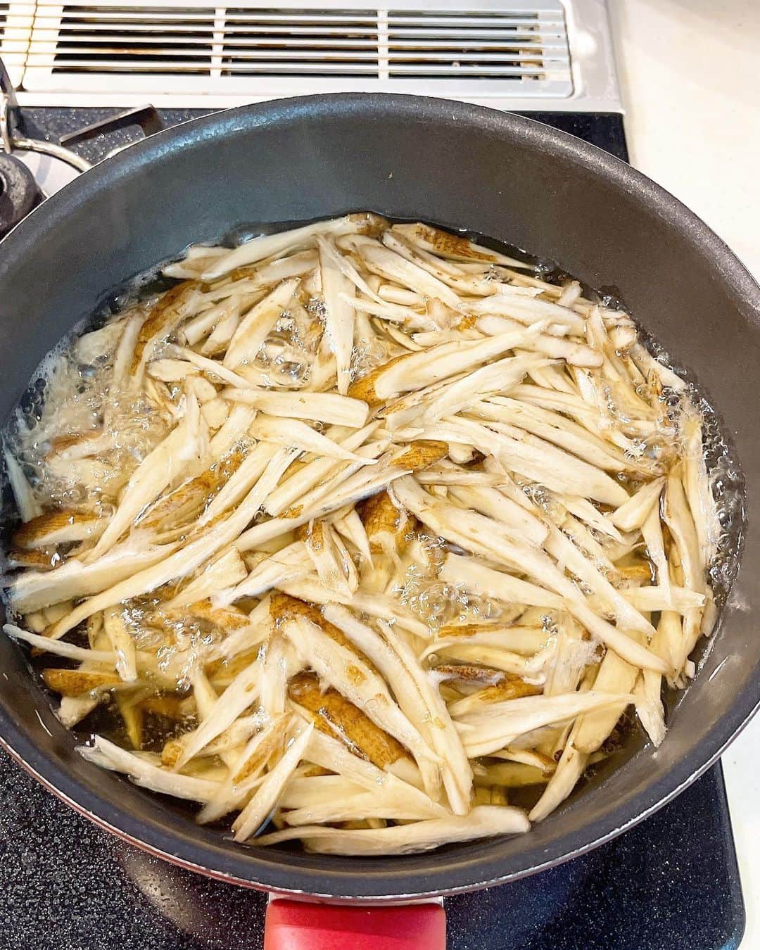 みきママさんのインスタグラム写真 - (みきママInstagram)「【作り置きご飯です④！！】  あまりの暑さで夜に作るのがきつくなってきたので元気なうちに作り置きご飯を作っちゃお〜😆😆😆甘酸っぱいのばっかり🤣🤣🤣  作ったのはね、 ・鯖の甘辛焼き ・鶏ごぼうのきんぴら ・ポテトサラダ ・コリンキーのレモン漬け ・ごぼうのマヨ味噌 ・枝豆 にしました✨✨✨  ポテトサラダにもお酢をたっぷりきかせたからさっぱりうま〜👍👍👍 　  そしたら、れんくん「今日はそうめんの気分。」ってさ。  わがまま言うな、馬鹿やろー😡😡😡  #みきママ　#鶏肉　#japan #japanesefood #野菜作り置き　#さば #コリンキー #ポテトサラダ」8月7日 22時23分 - mikimama_official