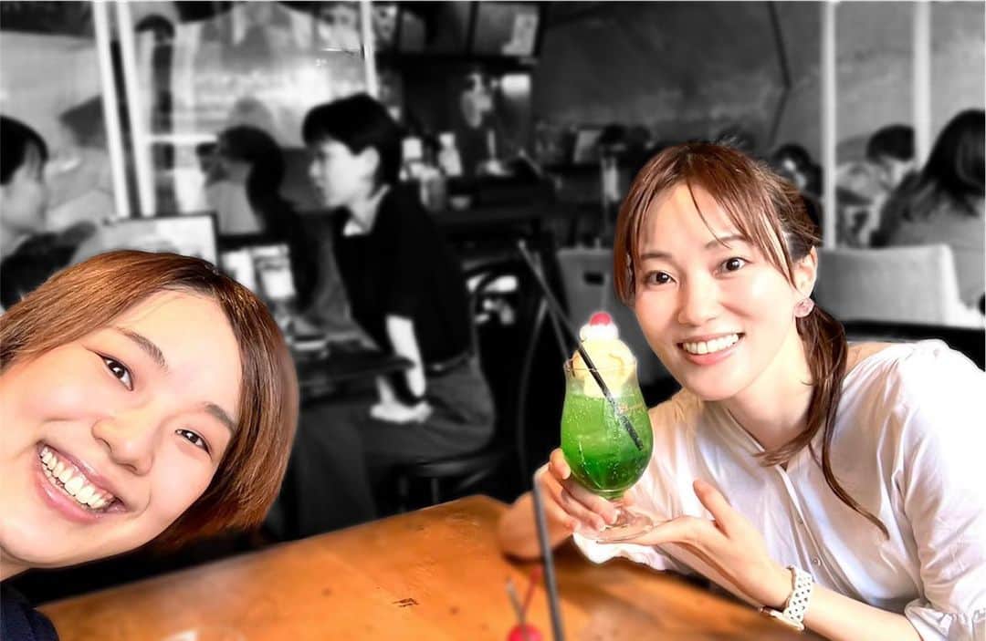 愛白もあのインスタグラム：「.💚🤍💚 退団ほやほやのたくさんに会いました〜😆✨ ⁡ いつも優しいたくさん。 いつからこんなにしゃべるようになったんだろう✨ 確かガヤのお芝居で仲良くなったんだよね〜 "パパアイラブユー"終わってからはつひとのんびり岡山旅行にも行ったよね🤍 ⁡ 魅力的でどんどん凄い役者になっていくたくさんを観に行くのがいつも楽しみだったのに、退団して悲しかった😭 でもこれからのたくさんもとってもとっても楽しみ💗 未来しかないたくさんを応援してる📣✨ ⁡ ⁡ @nagi_sumikaze_takusan #クリームソーダ #レトロ喫茶 #モノクロ背景」