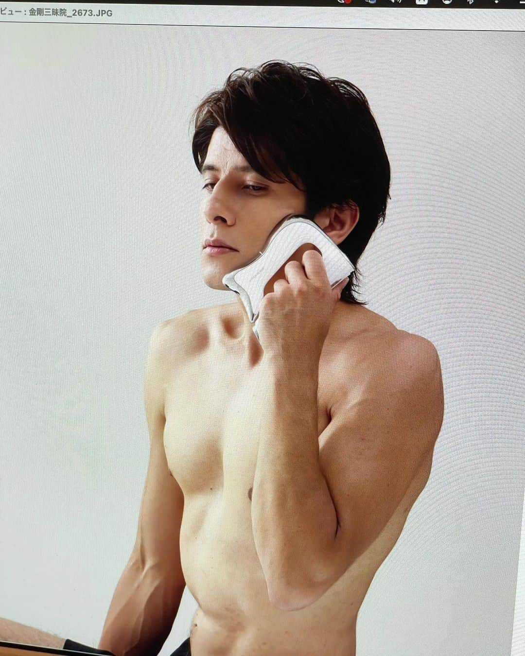 城田純のインスタグラム：「本日は  トップアスリートの方々も愛用する、ボディーメンテナンスマシーン「ハイパーブレイド」の広告モデルのお仕事でした。  また広告が出来上がったらお知らせします。  スタッフの皆様 長丁場お疲れ様でした🙏✨  楽しい現場でした。 ありがとうございました。」