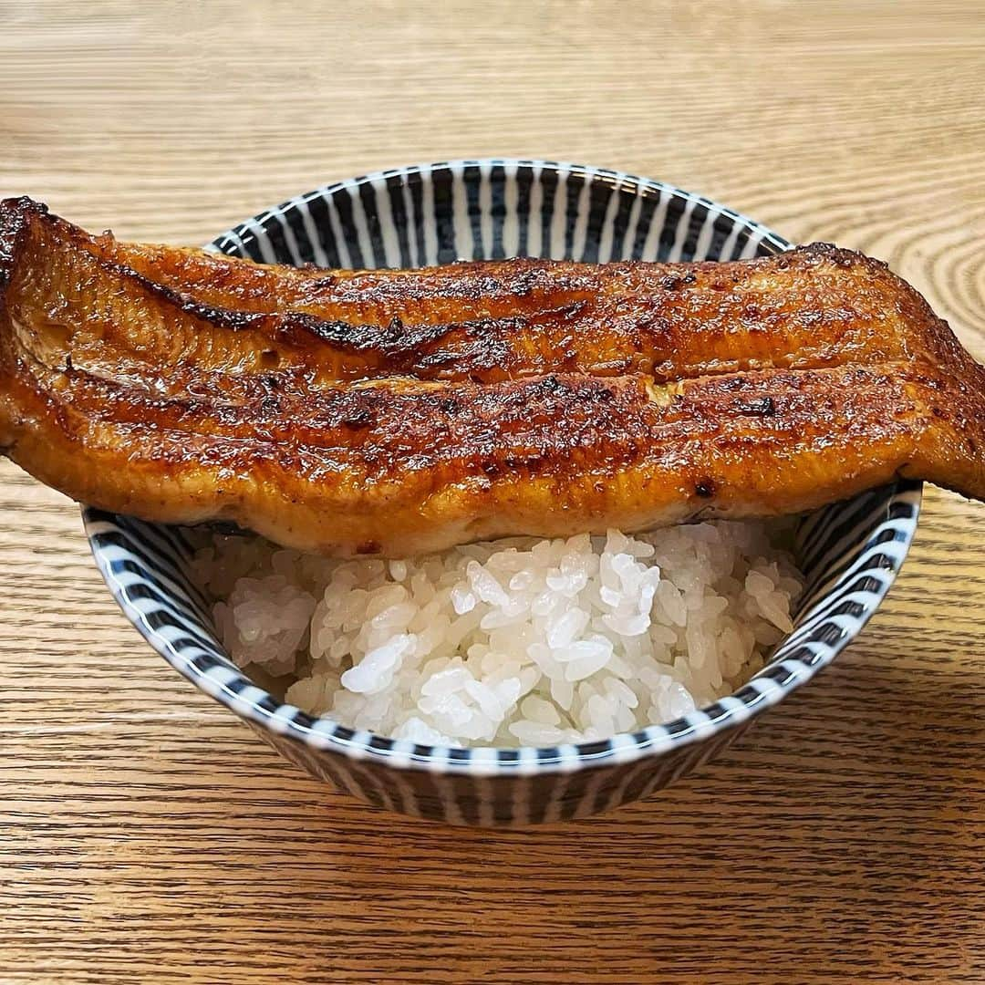 Machikoさんのインスタグラム写真 - (MachikoInstagram)「天然と養殖の食べ比べ🍶🍚  #うなぎかぶと」8月7日 22時30分 - machiko.06