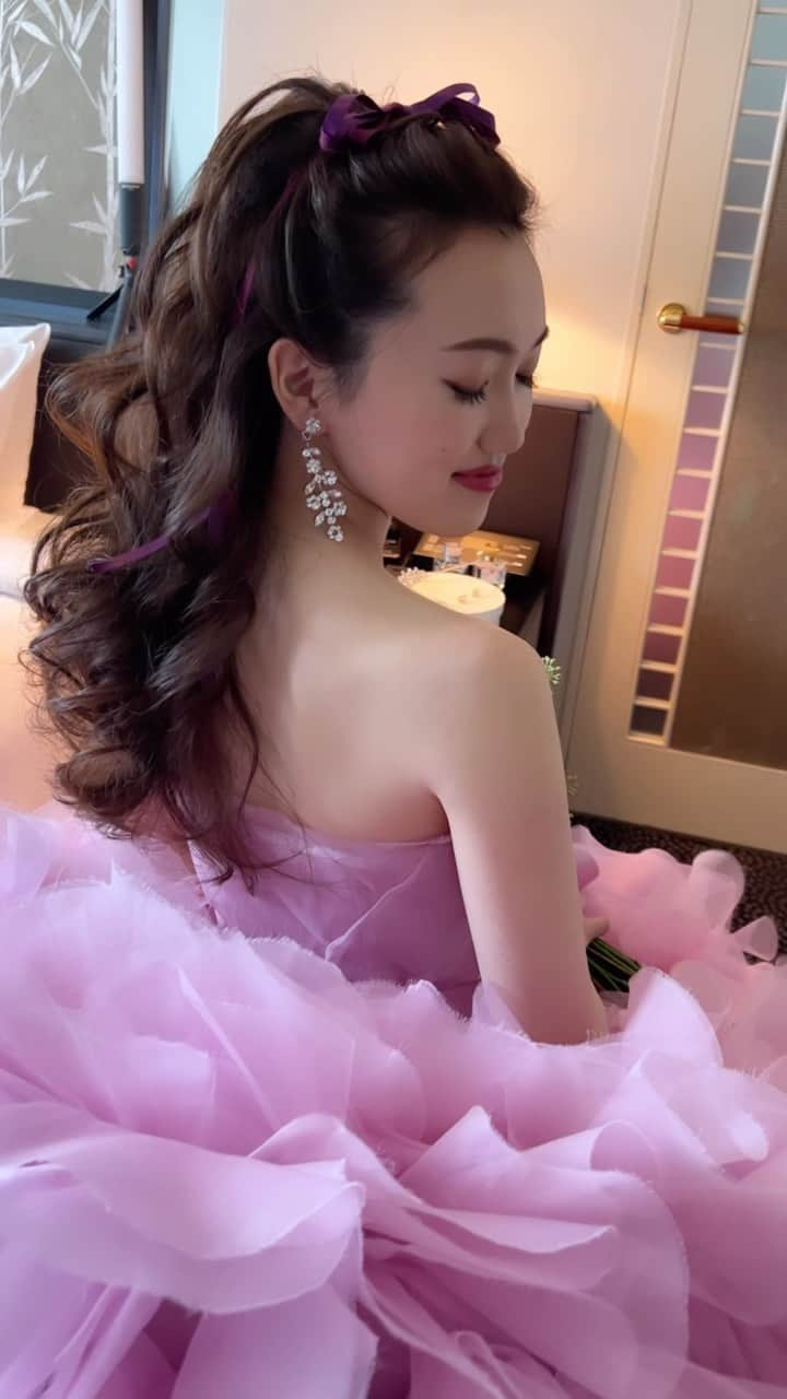 Tomoyo Kitamuraのインスタグラム：「けいさんウェディング3チェンジ♡  💒ホテルニューオータニ  💄 @mmst86   婚礼ヘアメイク全国出張も可能です。 メニュー料金表はホームページにございます。 お気軽にお問い合わせくださいませ♡ ブライダル→ @blanche_bride  サロン→ @blanche_ginza   #結婚式 #2023冬婚  #アンダーズ花嫁 #プレ花嫁 #パレス花嫁 #東京會舘花嫁  #リッツ花嫁 #外注ヘアメイク  #2023秋婚 #ヴェラウォン #グラハイ花嫁 #ヘイリー  #ウェディングヘア #シニヨン #ハーフアップ #ヘアメイク #ヘアアレンジ #アンダーズ東京  #グリッタードレス  #エマリーエ #パレスホテル東京 #グランドハイアット東京 #ホテルニューオータニ #ピンクヘイリー  #帝国ホテル  #帝国花嫁 #ハツコエンドウ」