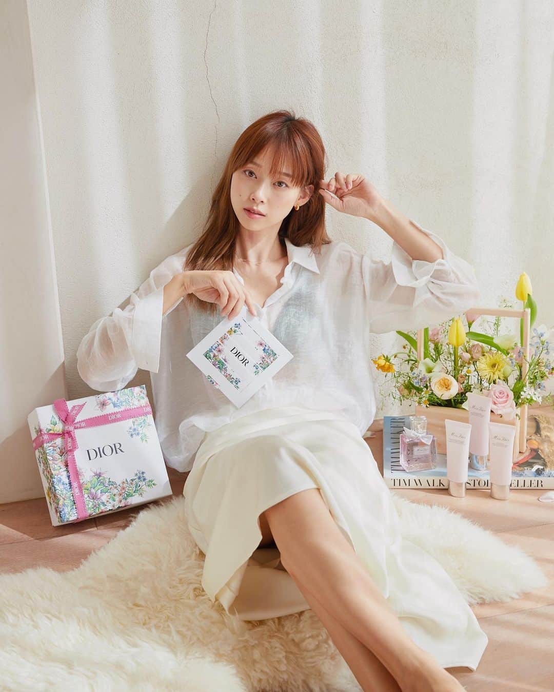 吳斐莉のインスタグラム：「前幾天老公說他去衝浪時 岸上有三個比基尼辣妹👙 浪友們紛紛在討論她們 結果當她們結束上岸時 在車旁邊清潔拍掉身上的沙  👱🏻‍♀️：啊沒人借她們沖水嗎？ 這麼好的時機還不好好把握！ （因為翡翠灣必須要自己帶水去沖）  直男們真的是很傻😂 這時候帥氣的借個水 就可以順理成章的聊一下啦～ 然後還可以推薦一下 浪人們附近喜歡的美食 話夾子不就打開了嗎 居然只敢偷偷待在一邊偷看😮‍💨  七夕大概就是替直男們生的節日 平常不知道該怎麼辦的 趁這個時候好好表達你的心意啊～  先帶去吃頓好吃的 不知道要送什麼的話 DIOR都幫你準備好了啦！ 絕對不會出差錯的禮物： 浪漫破表的Miss Dior玫瑰沐浴儀式😍  裡面有 Miss Dior 玫瑰泡泡沐浴露、 Miss Dior 玫瑰去角質乳霜、 Miss Dior 玫瑰晶亮凝霜三步驟🎀  當然也很適合女生自己買來寵愛自己 在七夕前一天來個Miss Dior玫瑰沐浴儀式😍  首先使用玫瑰泡泡沐浴露洗淨全身 加點水就能輕易產生綿密泡泡 洗的同時整個浴室都是格拉斯玫瑰花香 一整天的疲勞都被療癒了～  再來個玫瑰去角質乳霜 溫和代謝老廢角質 完全還原嬰兒時期的嫩皮耶～ 皮膚滑到天邊去 我還一直叫老公摸我的腿有多滑嫩🤣  沐浴後擦上輕盈水潤的玫瑰晶亮凝霜 在這熱辣辣的盛夏 擦完皮膚細嫩滑之外 還會有淡淡心機光澤 走在路上✨自帶光芒✨  出門前再噴灑Miss Dior花漾迪奧淡香水 果香搭配花香🤤 太陽下滿身汗也是散發著香香 不知道的人還以為你是香香公主轉世  七夕時刻DIOR也幫大家準備送禮必備的禮盒與花禮！ 8/19-20 於指定櫃檯消費香水系列滿$10,000 還有機會獲得七夕獨家花禮盒 女生收到絕對尖叫 擁有這個花禮就好像擁有了一個花園般 各式各樣的花在裡頭 超級美～  不管是送另一半還是寵愛自己 活動期間於指定櫃檯消費 還有提供『七夕限定禮物卡』以及『情人節限量包裝服務』喔  Dior就是營造情調滿分的情人節氛圍禮物首選  @diorbeauty #MissDior #MissDior玫瑰沐浴儀式 #七夕獨家獻禮 //AD//」