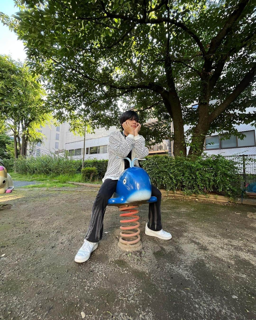 大城光さんのインスタグラム写真 - (大城光Instagram)「赤坂付近の公園で😆  鯨の乗り物に出会った👍🐳  鯨って🐳より🐋の方が正直好き！  #マジプリ#大城光 #クジラ #鯨#whale #税って何だっけ #税何#税何ラジオ」8月7日 22時39分 - hikaru_oshiro0704