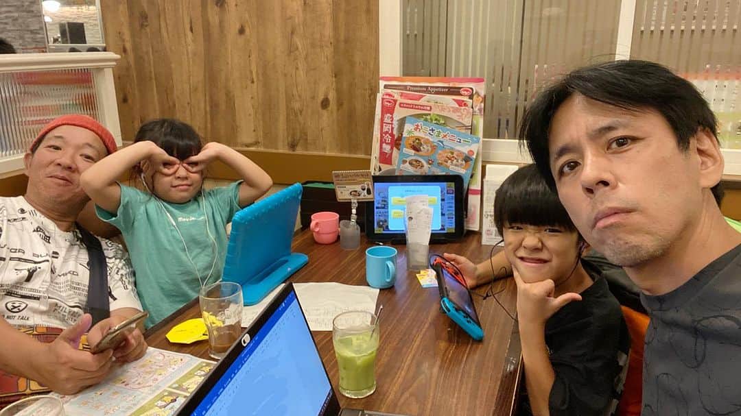 藤井ペイジのインスタグラム：「今日は相方とファミレスで打ち合わせだったのですが、奥さんも仕事で不在だったのでこんな感じになりました。 #飛石連休 #打ち合わせ兼 #子守り中」