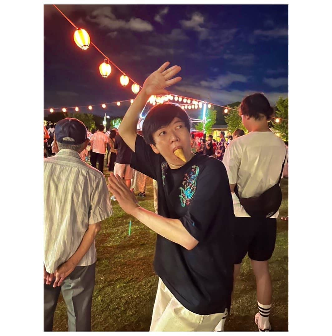 藤本聖さんのインスタグラム写真 - (藤本聖Instagram)「「夏」ってさ気がついたら毎年もういないのよ  だから今年は向き合える時に抱きしめるくらい愛そうと思って  #20世紀木本 #てんしば #夏祭り #最後の写真は急に現れた小さな勇者が微動だにしなくて慌ててる大人2人」8月7日 22時45分 - kasoku_mossan