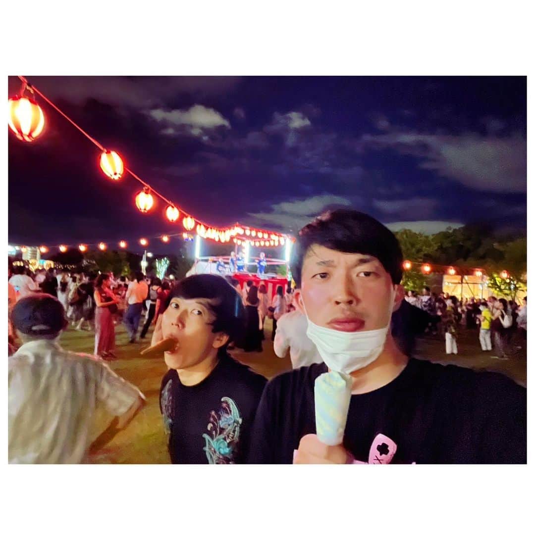藤本聖さんのインスタグラム写真 - (藤本聖Instagram)「「夏」ってさ気がついたら毎年もういないのよ  だから今年は向き合える時に抱きしめるくらい愛そうと思って  #20世紀木本 #てんしば #夏祭り #最後の写真は急に現れた小さな勇者が微動だにしなくて慌ててる大人2人」8月7日 22時45分 - kasoku_mossan
