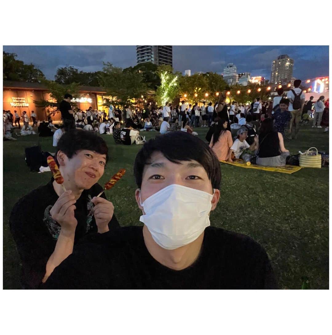 藤本聖さんのインスタグラム写真 - (藤本聖Instagram)「「夏」ってさ気がついたら毎年もういないのよ  だから今年は向き合える時に抱きしめるくらい愛そうと思って  #20世紀木本 #てんしば #夏祭り #最後の写真は急に現れた小さな勇者が微動だにしなくて慌ててる大人2人」8月7日 22時45分 - kasoku_mossan