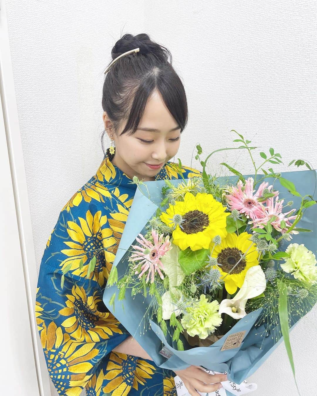 加藤夕夏さんのインスタグラム写真 - (加藤夕夏Instagram)「🌻💚🌼  #向日葵 #花束 #ブーケ #🌻#花の日 #8月7日」8月7日 22時44分 - uuka_nmb