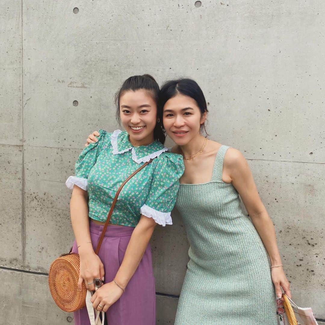 辻直子のインスタグラム：「#iamsoglad#mysweetfriend🫶🏻 #何年も会うことができなくても#気持ちは通じてることってある#そんなことってあると思ってます😉  はじめての出会いは、 数年前の彼女が高校生のとき  たまたまの出会いだったのに、なぜか仲良くなるって感じた彼女  人との出会いは数えきれないぐらいある中で、たまーにほんの一握りある不思議な縁  高校生の時に彼女が共鳴してくれて授業で私の ことを触れてくれたこと、ずっと嬉しく心の中に大切にしまってます  お互いの距離や、会えた回数だけでは人との繋がりは図れないってつくづく思う  私にはほんの少しそんな縁があります  でも顔とかおを見ながらいろんな話をした時間は格別♡やっぱりやっぱり会えるのはうれしい  今は大学生、ロンドンで毎日溢れるほどのエネルギーで進んでいきたい道を走ってる彼女を遠くから応援してます」
