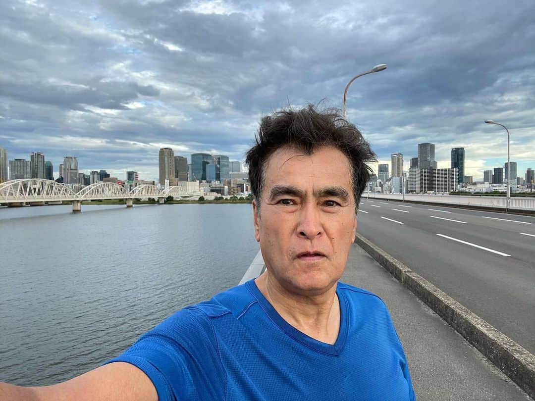 のインスタグラム：「大阪、淀川河川敷をジョギング。十三バイパスを渡って、ふと街を振り返ると空に浮かぶ雲の賑やかなこと。千数百キロの距離を超えて南国生まれの台風の強大なエネルギーは、大阪の空にも大きく影響している。 頭上を見上げれば、大阪空港に降りる飛行機がいつもと違うルートを飛んでいる。普段は吹かない東風が強く吹いているから、一旦大きく北側に回り込んで着陸しなければならない。 昨夜は、そんな騒ぎで大阪空港の門限に間に合わず出発地に引き返した便もある。 とはいえ、台風も日本の夏の風物詩の一つに違いない。台風が進むにつれ刻々と変わる自分が暮らす街の空模様を、日がな一日ジッと眺めりのも一興かも。」