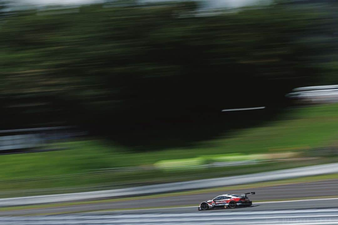 津田知美さんのインスタグラム写真 - (津田知美Instagram)「#supergt  SUPER GT Rd.4 FUJI 450RACE 🗻 P-2🥈  4番手でチェッカーを受けましたが、正式結果では2位となりました！  時間が経ってやっと2位のすごさを実感しています。  本当にファイナルラップの太田選手の攻めた走りは本当にカッコ良すぎて中継映してよ！！と思ったし どれだけ攻められても絶対に順位を渡さないと伊沢選手の鉄壁の守りの走りに夢中になってまばたき忘れてました。  天気を読み、マシンをゴールに導いたチームの方々の活躍もとてもかっこよかったですね！ 天候のせいもあってピットは大忙しだったと思います…  晴れたり大雨が降ったりと荒れた天気の中で繰り広げられるバトルに夢中になって応援していました。本当に楽しかった！！！ いつも決勝レース中、なにかチームの力になれることができたらともどかしい気持ちになってしまいます。  荒れた天候の中、最後まで応援していただいたみなさま、本当にありがとうございました！！！  次戦は8/26.27の鈴鹿戦です。 引き続き64号車の応援を楽しみましょう！ よろしくお願いします☺️  #KENWOOD #Modulo64 #modulonakajimaracing」8月7日 22時47分 - tmm_tsuda