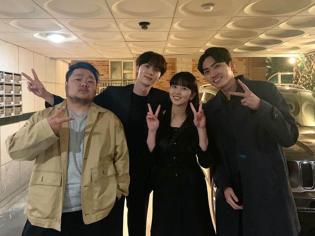 ペク・ミニョンのインスタグラム：「With 도솔커플🦊🐰 ⠀  촬영장에서 만나니 더 반가운 도하와 항상 웃는 얼굴로 배려해주는 솔희 포스 있지만 귀여운 나기자! 촬영장 분위기가 너무 좋은 소짓말팀! 감사해✌️🫶」