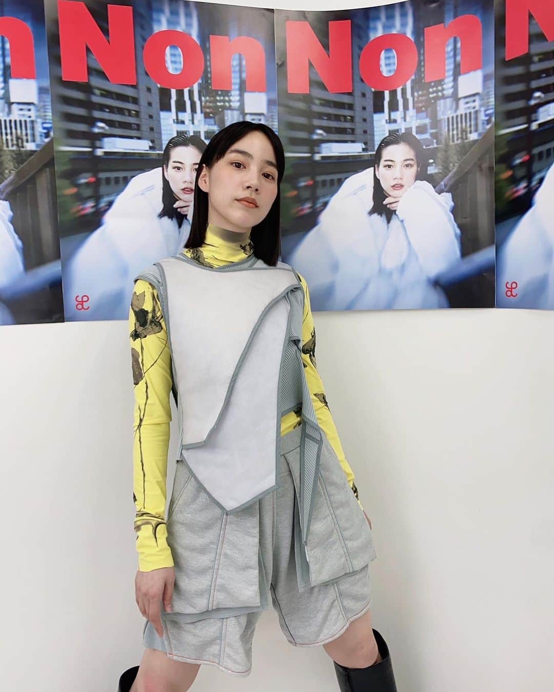 のん（能年玲奈）のインスタグラム：「オンライントークイベント、蔦屋銀座書店編 オフショット🤳  Styling: Natsumi Ogasawara Hair&Make up: Shie Kanno  #LulaBOOKS #LulaNON @lula_japan @ginza_tsutayabooks」