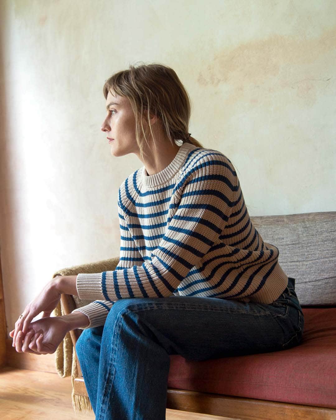 デミリーのインスタグラム：「Easy, casual, effortless. Phoebe pairs perfectly with your favorite pair of jeans」