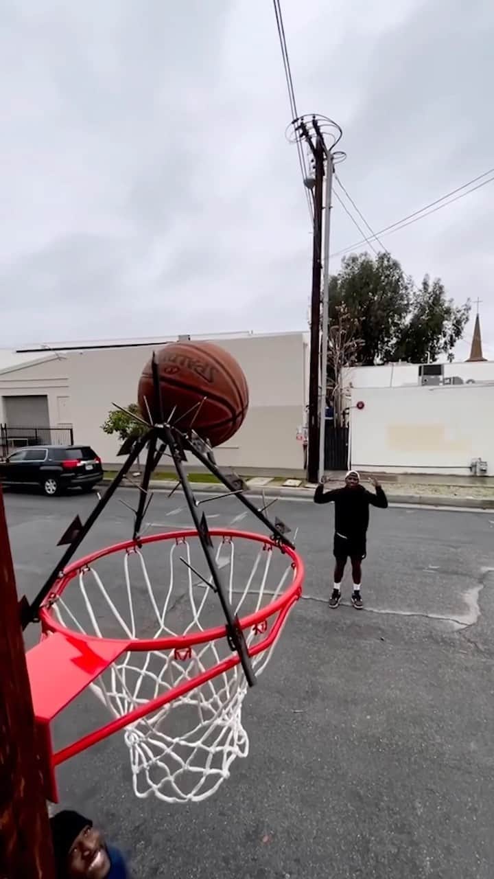 レッドブルのインスタグラム：「how do you even make something like this @lethalshooter? 😂	 #redbull #givesyouwiiings #basketball #hoops #baller」