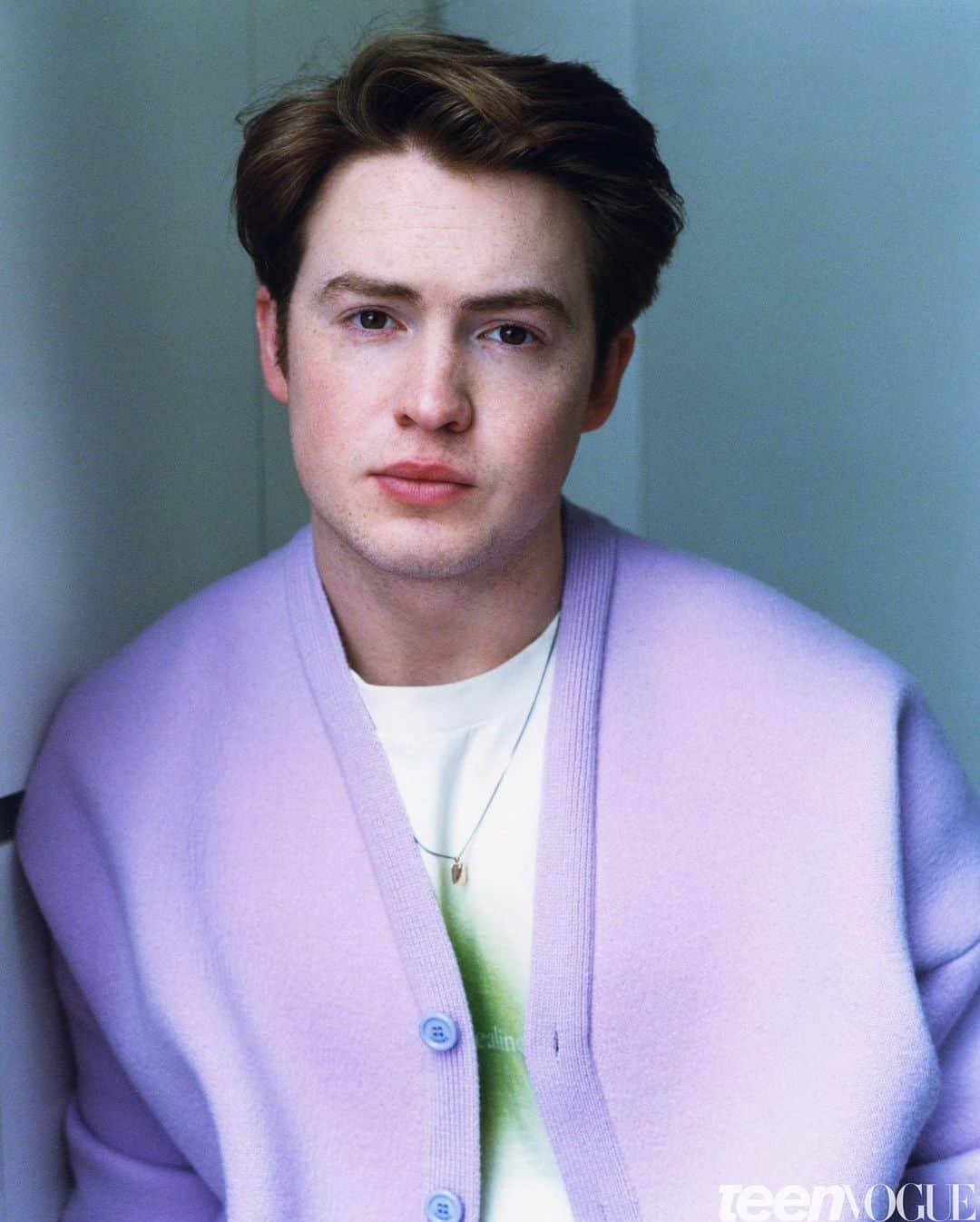 Teen Vogueのインスタグラム：「For a time, Kit Connor (@kit.connor) found himself on a parallel journey with his @heartstopper character, but it's not lost on him that while Nick was able to come out to people on his own terms in season one, in real life, Connor felt forced to out himself. “The show we're doing is really setting blueprints for people to know how to treat these delicate situations, and how to make people feel safe and comfortable,” Connor shares. Reflecting back, he says, “It's regrettable what happened to me. I think it was a bit disappointing. The reaction that I got in just trying to be myself and trying to discover myself and putting boundaries up. But despite that, I was still happy.” Read more from Teen Vogue's 2023 cover stars at the link in bio.  *SAG-AFTRA members are currently on strike; as part of the strike, many actors are not promoting their film and TV projects. Interviews for this cover story were completed prior to the strike.  🖋: @kacedubb 📸: @angalisfield Photo Retouching: @digitalarea Stylist: @corneliuslafayette Groomer: @melissa.dezarate Production: @hyperion.la Sittings Editor: @kath_thom」