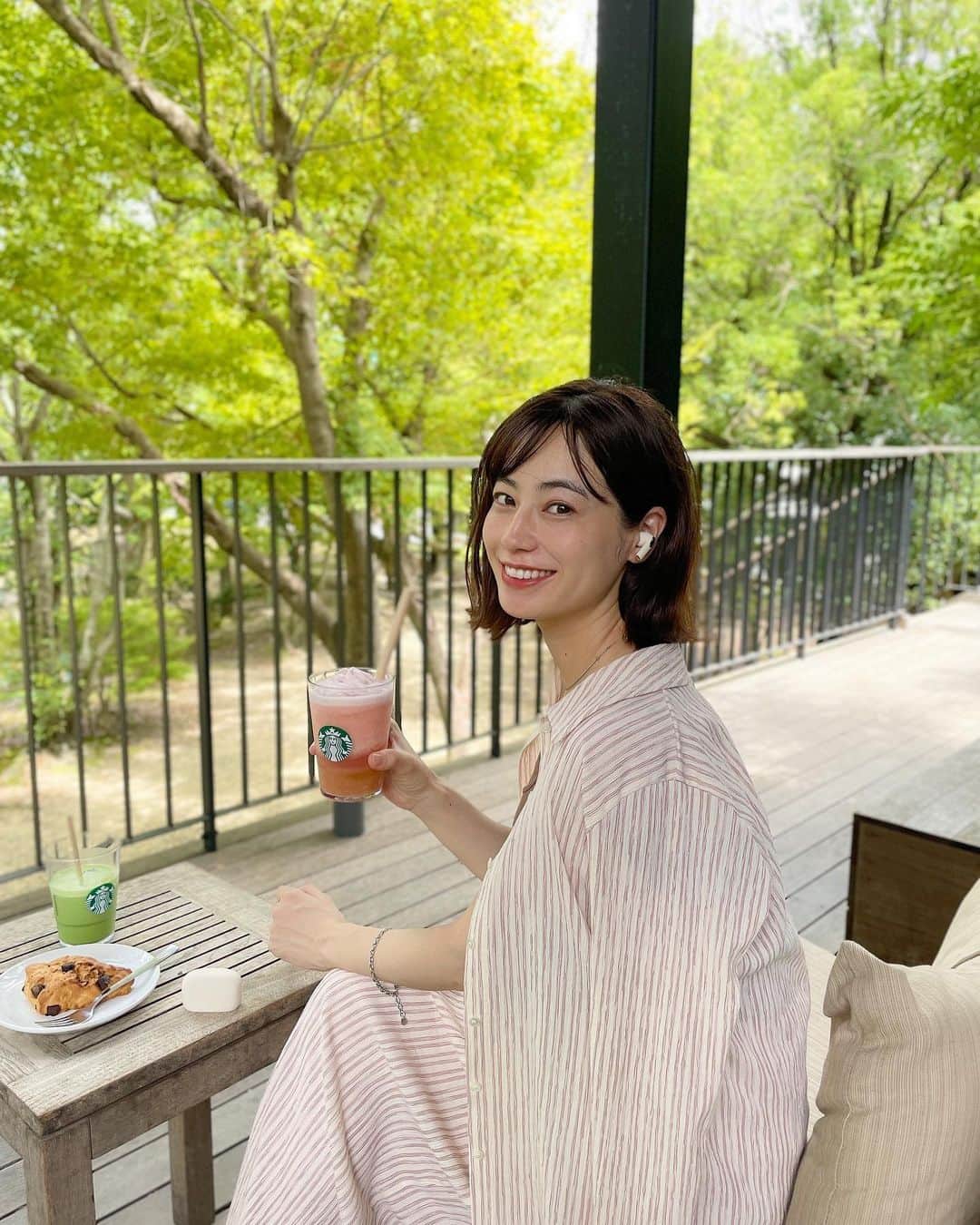 伊藤沙織のインスタグラム：「スタバのピーチフラペチーノ🍑 シトラス果肉追加、ライトホイップに変更🍦 明後日からのスイカフラペも気になる〜🤤🍉  身につけているイヤホンは @sudio のE2シリーズ🤍  ワンタッチでアクティブノイズキャンセリング機能、外音取り込み機能、通常モードの間の切り替えが可能なので、 周囲の騒音や環境に合わせて最適なモードを選び、聴きたい音に浸ることが可能です🫶  パッケージにはプラスチックをパッケージにはプラスチックを一切使用していない点は弊社の環境への取り組みの一環です。  ◆お得に購入出来るクーポンコード◆ 「saoriito」  Sudio公式サイトで全商品を15%オフでご購入いただけます！ 有効期限は2023年10月18日まで〆〆〆  ◆キャンペーン内容◆ Sudio F2を2点購入で合計金額が10％オフ！ また、今だけ期間限定で、Sudio N2 ProまたはSudio E2どちらかの本体をご購入で、ワイヤレス充電器Ladd+をプレゼントしています。 ※クーポンコードとの併用可能です  #sudio #designingsound #sudioE2」