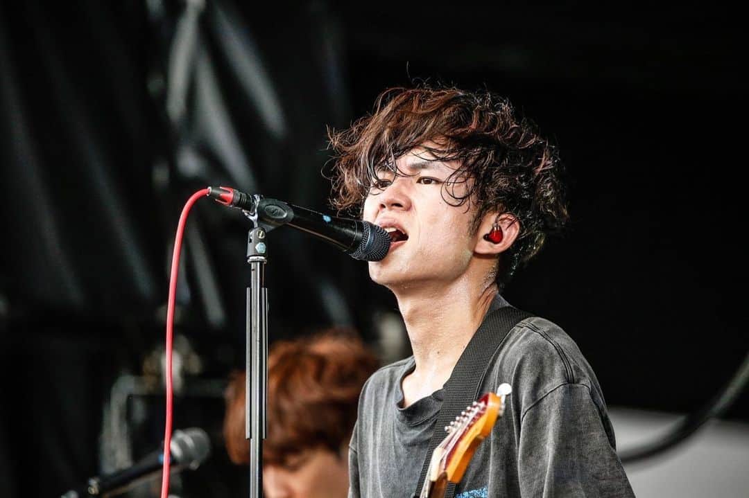 ヤマサキセイヤさんのインスタグラム写真 - (ヤマサキセイヤInstagram)「ROCK IN JAPAN 2023  めっちゃくちゃ最高やった！！ありがとー！！！(ё)✨ みんなテンション爆裂してなかった？！リハからブチ上がりました！！すごかったぞ💥💥💥 メインじゃなくなり、少し悲しかったりもしたけれど、ステージ上がった瞬間ぶっ飛んだわ。 最前優先エリアから後ろまで待ってたぞー！！感がすごかった！！ 丘の上までめちゃくちゃ居て、頼むから他に行かないで！！！なんてふざけて言ってたけど、本当にたくさん居てくれて感無量でした。 移動した人もしゃあない！タイテが悩まし過ぎたよな🙄 キュウソでフェスを感じてくれる人がたくさん居てくれてうれしや。 そう簡単にはメインに戻れんとは思うが、俺らの音楽を信じて思いっきりやるのが正解でしか無いので、その先に立てるステージがあれば最高！！良かったらツアー来て(ё)  写真 @kouhey0622  #キュウソネコカミ #RIJF2023  当事者なので、思った事をここに。 今までもこれからも、ダイブモッシュ(サークル)はイベントによって取り扱い方が違う。 今回のロッキンは厳格に禁止です。 俺もここまで取り締まる(連行されたり)とは知らなかったし、周知されていないようだったので、ルールの範囲内で怒られないように楽しめよ〜くらいに言うてた。 ステージ上では厳しく言いにくいのわかってください。 他のバンドでも連行されたりしてると見ました。 2019年以前と同じと思わない方が良いです。 前はやれてたKMDT25の盆踊りサークルも今年のロッキンでは禁止だと思う、住環境でしゃがみジャンプは出来た。 ロッキンの目指す方向があるんだと思う。今までの常識を変えていく取り組みやから様々な衝突があると思う。 この先緩和されることもあるかもしれないし、この方針が続くかもしれない。情報をチェックしよう。 キュウソもワンマンに限り俺(セイヤ)以外ダイブ禁止にしている。 郷に入ったら郷に従おう。 俺らもイベント毎に許されたパフォーマンス内でセトリを組んでいます！ 正直、普段通りに出来ない時もあるけど、関係なくめちゃくちゃ楽しませれる自信ある！！！ 選んでくれているの嬉しい！！！あざす！！！  ということで、今年のロッキンは知らなかったでは済まされないようです、これから参加する人は気をつけた方が良いかもしれないです。俺はみんなに最後までロッキンを楽しんで欲しいっす。」8月7日 22時54分 - serubora