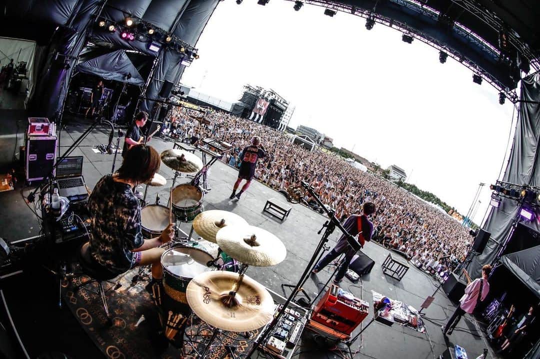 ヤマサキセイヤさんのインスタグラム写真 - (ヤマサキセイヤInstagram)「ROCK IN JAPAN 2023  めっちゃくちゃ最高やった！！ありがとー！！！(ё)✨ みんなテンション爆裂してなかった？！リハからブチ上がりました！！すごかったぞ💥💥💥 メインじゃなくなり、少し悲しかったりもしたけれど、ステージ上がった瞬間ぶっ飛んだわ。 最前優先エリアから後ろまで待ってたぞー！！感がすごかった！！ 丘の上までめちゃくちゃ居て、頼むから他に行かないで！！！なんてふざけて言ってたけど、本当にたくさん居てくれて感無量でした。 移動した人もしゃあない！タイテが悩まし過ぎたよな🙄 キュウソでフェスを感じてくれる人がたくさん居てくれてうれしや。 そう簡単にはメインに戻れんとは思うが、俺らの音楽を信じて思いっきりやるのが正解でしか無いので、その先に立てるステージがあれば最高！！良かったらツアー来て(ё)  写真 @kouhey0622  #キュウソネコカミ #RIJF2023  当事者なので、思った事をここに。 今までもこれからも、ダイブモッシュ(サークル)はイベントによって取り扱い方が違う。 今回のロッキンは厳格に禁止です。 俺もここまで取り締まる(連行されたり)とは知らなかったし、周知されていないようだったので、ルールの範囲内で怒られないように楽しめよ〜くらいに言うてた。 ステージ上では厳しく言いにくいのわかってください。 他のバンドでも連行されたりしてると見ました。 2019年以前と同じと思わない方が良いです。 前はやれてたKMDT25の盆踊りサークルも今年のロッキンでは禁止だと思う、住環境でしゃがみジャンプは出来た。 ロッキンの目指す方向があるんだと思う。今までの常識を変えていく取り組みやから様々な衝突があると思う。 この先緩和されることもあるかもしれないし、この方針が続くかもしれない。情報をチェックしよう。 キュウソもワンマンに限り俺(セイヤ)以外ダイブ禁止にしている。 郷に入ったら郷に従おう。 俺らもイベント毎に許されたパフォーマンス内でセトリを組んでいます！ 正直、普段通りに出来ない時もあるけど、関係なくめちゃくちゃ楽しませれる自信ある！！！ 選んでくれているの嬉しい！！！あざす！！！  ということで、今年のロッキンは知らなかったでは済まされないようです、これから参加する人は気をつけた方が良いかもしれないです。俺はみんなに最後までロッキンを楽しんで欲しいっす。」8月7日 22時54分 - serubora