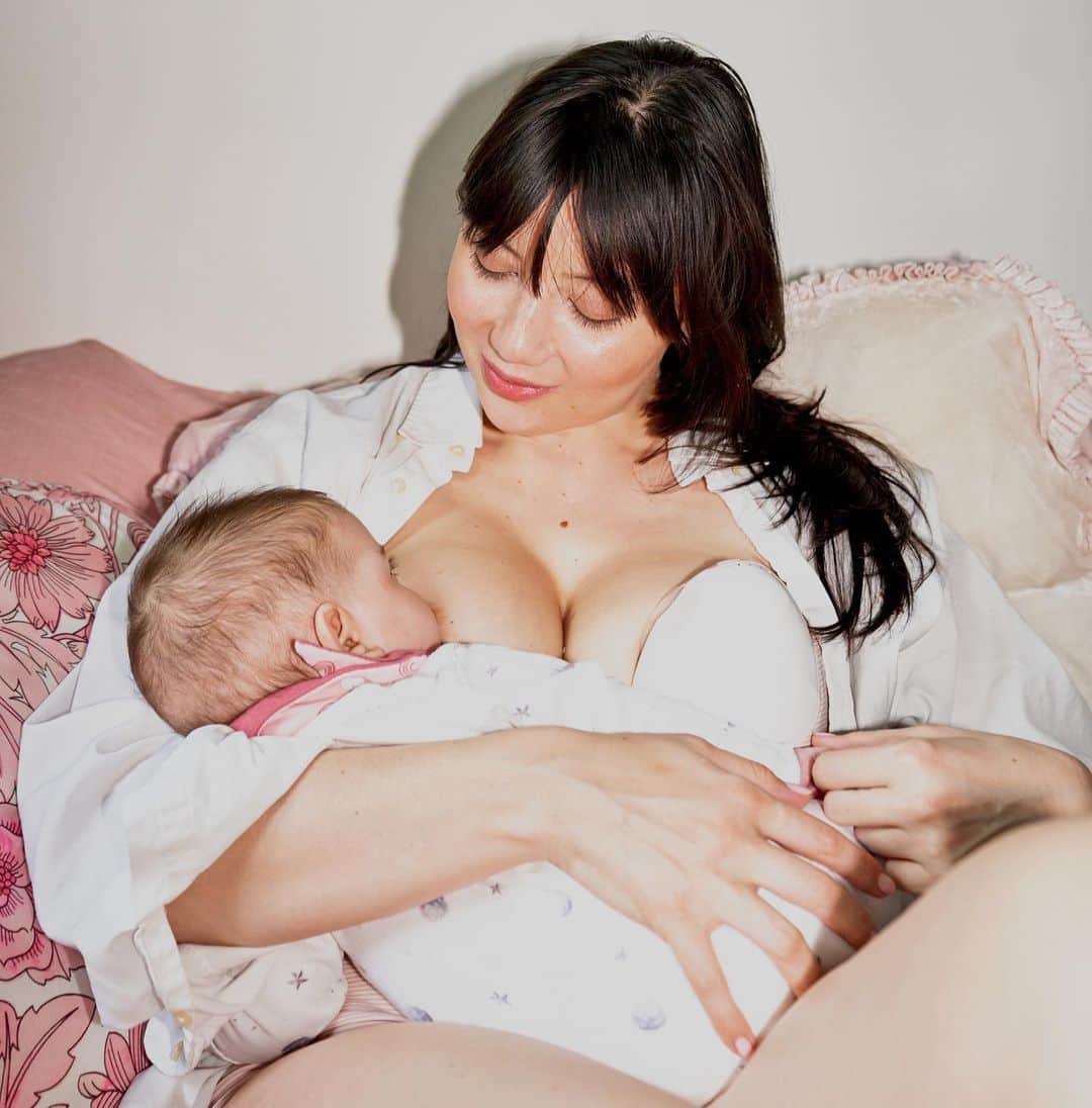 デイジー・ロウのインスタグラム：「As it’s breastfeeding awareness week - I wanted to share a little about my breastfeeding journey. I really wanted to try and breastfeed but I was so mindful of not putting too much pressure on Ivy & I. It took about 6 weeks for us to find our groove with & my goodness it was painful until Ivy was about 12 weeks- Ivy has slight tongue tie and some reflux so I had to wait for her little rosebud mouth to grow & then it wasn’t so painful for both of us!   One of the hardest things is feeling confident that she is having enough to eat. But she has been consistently putting on weight & I have to learn that some feeds are better than others and to not be so hard on myself with it all!   I had to remember that it wasn’t just about the milk -   I am very grateful to be working with Tommee Tippee as they understand that no two mothers, births, breasts or babies are the same & they have developed ConstantComfort technology to mimic your baby’s sucking for a gentle and more natural pumping experience… pumping can be such a chore but it has been made so much easier because @tommeetippeeuk know that no two boobs are the same, Made for Me Wearable Pumps are made to fit you with 5 different horn sizes for free   🩷🍼🩷」