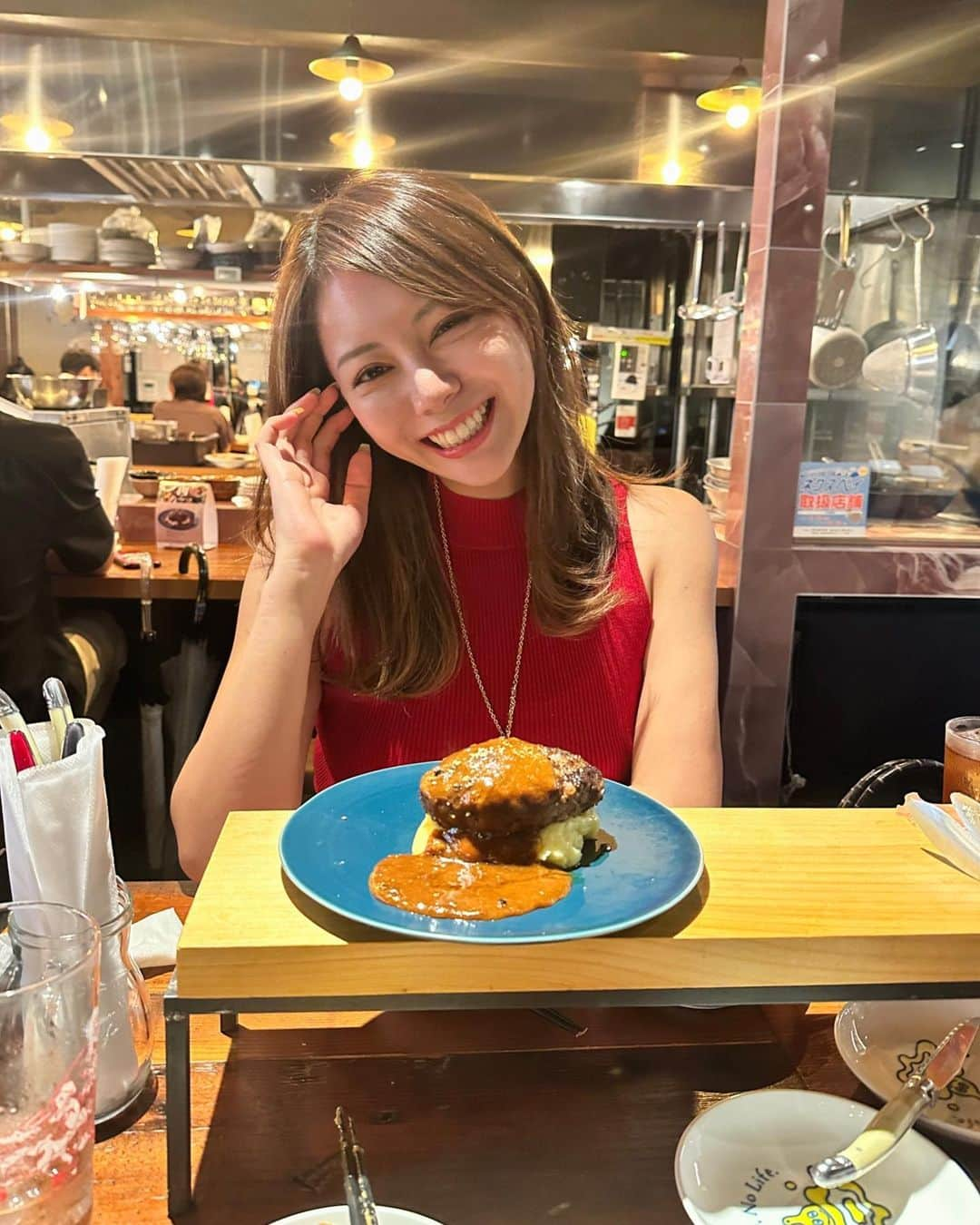 ベイビーリオンさんのインスタグラム写真 - (ベイビーリオンInstagram)「. 美味しいご飯のときが 1番幸せそ〜な顔しとる😋❤️  今回はPinseria Discoの ONIKUのオンパレードメニュー 食べにきたよ🍷✨  カットしてすぐの生ハム、サラミを 揚げパンと一緒に食べるのがもう… 至福すぎた…🤤  限定10食のDISCOオリジナル 和牛100%ハンバーグ めちゃくちゃジューシーで、 赤ワイン風味のデミグラスソースとの 相性が抜群でした🫶  駅のすぐそばにあるから 遅くまで楽しめて仕事終わりに最高の場所。  また美味しいものを食べるために 仕事もトレーニングもがんばろっと🐾 . #イナチカ #天人イナチカ #イナチカ女子 #グルメ#天神 #福岡 #天神グルメ #福岡グルメ #終電 #二次会 #肉 #お肉 #ONIKU #スタミナ #酒 #お酒 #フェア #期間限定 #pr」8月7日 22時57分 - baby__lion