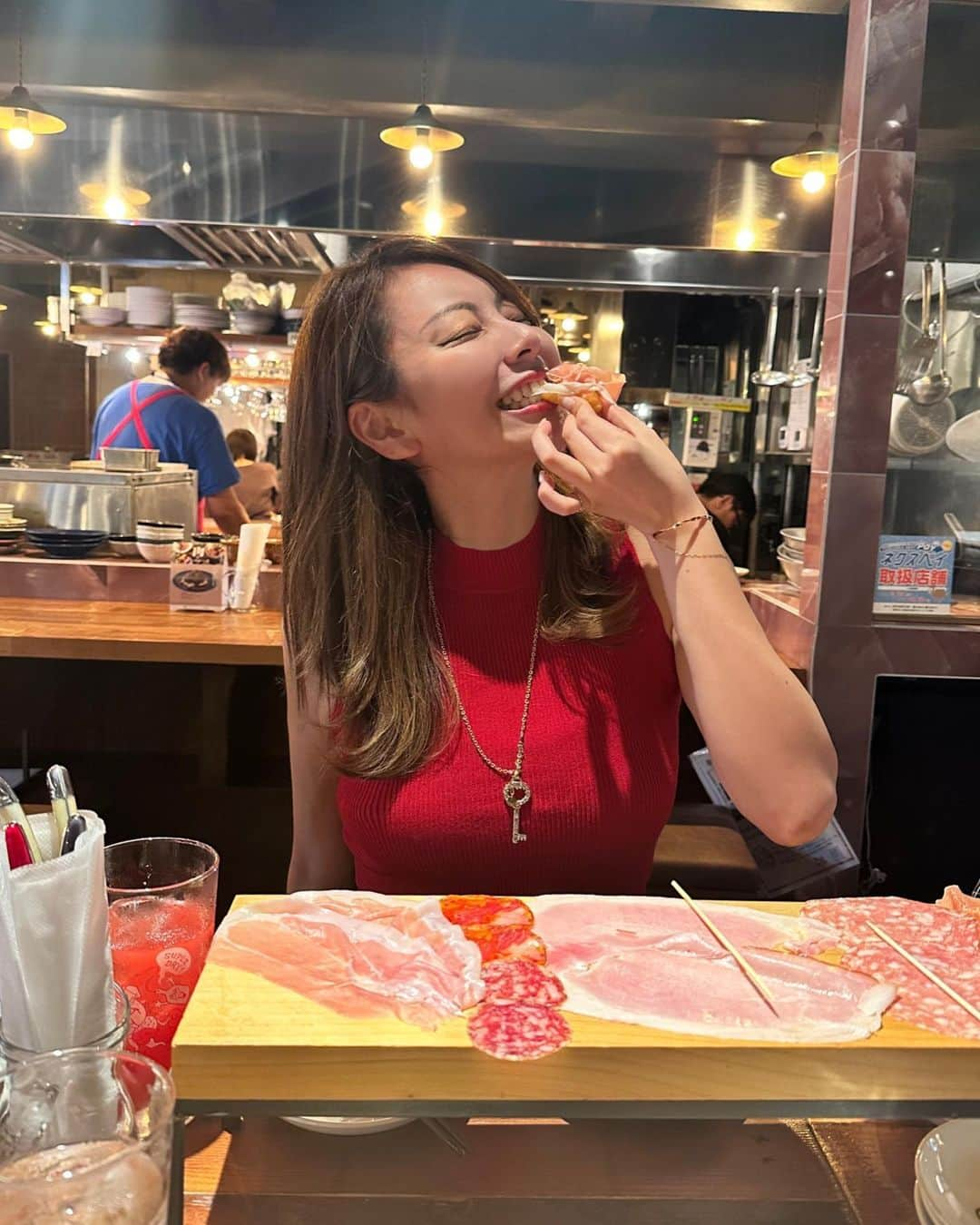 ベイビーリオンさんのインスタグラム写真 - (ベイビーリオンInstagram)「. 美味しいご飯のときが 1番幸せそ〜な顔しとる😋❤️  今回はPinseria Discoの ONIKUのオンパレードメニュー 食べにきたよ🍷✨  カットしてすぐの生ハム、サラミを 揚げパンと一緒に食べるのがもう… 至福すぎた…🤤  限定10食のDISCOオリジナル 和牛100%ハンバーグ めちゃくちゃジューシーで、 赤ワイン風味のデミグラスソースとの 相性が抜群でした🫶  駅のすぐそばにあるから 遅くまで楽しめて仕事終わりに最高の場所。  また美味しいものを食べるために 仕事もトレーニングもがんばろっと🐾 . #イナチカ #天人イナチカ #イナチカ女子 #グルメ#天神 #福岡 #天神グルメ #福岡グルメ #終電 #二次会 #肉 #お肉 #ONIKU #スタミナ #酒 #お酒 #フェア #期間限定 #pr」8月7日 22時57分 - baby__lion