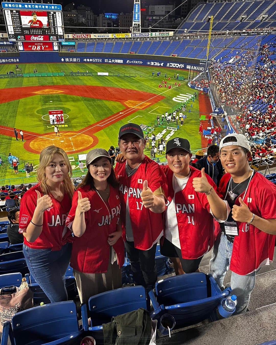 工藤遥加のインスタグラム：「日米対抗ソフトボール IN横浜スタジアム  家族で観戦させていただきました✌🏻🤍  @kimiyasukudo_official   ユニフォームはもちろんオフにお世話になった ビックカメラの皆さんの背番号でかためました！笑  宇津木妙子さん 宇津木麗華さん 上野さん 倭さん 我妻さん 内藤さん 工藤さん 炭谷 勝又 柳川さん ようこさん  おめでとうございます㊗️ お疲れ様でした🙆🏼‍♂️‼️  #ソフトボール #日米対抗ソフトボール」