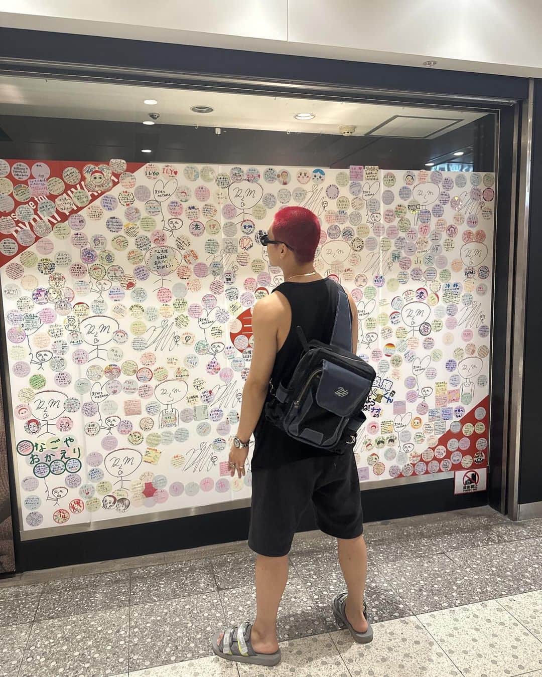 三山凌輝さんのインスタグラム写真 - (三山凌輝Instagram)「本日まで三山凌輝の軌跡展in 名古屋 本当に皆さんありがとうございました！！！！☺️☺️☺️ 3都市もあっという間に終わってしまって、名古屋も開催決定しましたという発表をした日からも開催日を皆と同じ気持ちで楽しみに過ごしていたけど、もうそれも終わっちまった🥺 心にぽっかり穴が空きそうだ。。。と思ったけど皆からの愛を目の当たりにして、会場から感じる皆が幸せを毎日感じてくれていたであろう空気、見えない所からすらも感じる愛。がその穴を全て塞いでくれています🤲。皆ありがとうねほんとに。 昨日も言ったけど、この軌跡展は僕とファンの皆が数年後にほんとにあの時、開催出来て良かったなと思う瞬間が来るよ。色んな形で深い深い部分で、人同士としての繋がりを軌跡展を通して「今」皆さんと結べた事がとても大切だった事でこれが永遠に生きてくるよ。 僕を応援してくれる全ての皆へ。これからも一緒にワクワクして自分達の人生を全力で楽しんで、前向いて、壁ぶち抜いて進んで、時には立ち止まったり逃げ出す瞬間も作ったり、でもまた前向いて。そんな感情を一緒に共有して生きていこうね🤝  三山凌輝の軌跡展サイコー🔥🔥🔥🔥  #三山凌輝の軌跡展」8月7日 23時00分 - ryokimiyama_official