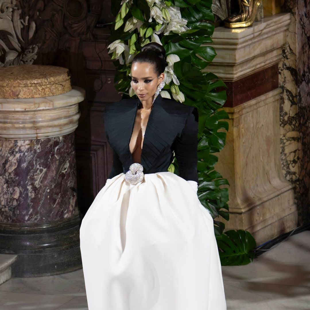 ステファンローランのインスタグラム：「Laths of black satin duchess hand stitched on a gown with a white satin silk skirt.   #StephaneRolland #HauteCouture #FW23」