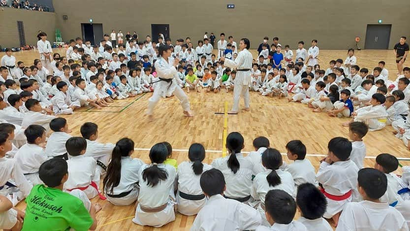 染谷真有美さんのインスタグラム写真 - (染谷真有美Instagram)「karate seminar in Chiba❁︎  7/30(土)千葉公園総合体育館 チキチキバンバン練習会🔥🥜  午前は染谷姉妹セミナー 午後は試合のアドバイザーを 務めさせていただきました🥋  主催者である仙武会の肥沼先生をはじめ 運営にご尽力いただいた皆様、 ご参加の皆様大変お世話になりました🙇‍♀️  2人でたくさん話し合い、 今回は試合前の選手も多いことから 技術指導よりも動きの流れをメインに 練習メニューを組ませていただきました。  本当に大切なことは 毎日やっている練習の中に たくさん隠れていると 私たちは思います😊  これからも、唯一無二の自分の空手を大切に 感謝の気持ちを忘れず突き進んで下さい🌻  ありがとうございました！！  #チキチキバンバン練習会  #仙武会 #千葉県  #染谷姉妹 #組手セミナー  #合同練習会 #合同練習試合  #感謝 #ありがとうございました」8月7日 23時02分 - mayumi_530