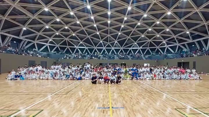 染谷真有美のインスタグラム：「karate seminar in Chiba❁︎  7/30(土)千葉公園総合体育館 チキチキバンバン練習会🔥🥜  午前は染谷姉妹セミナー 午後は試合のアドバイザーを 務めさせていただきました🥋  主催者である仙武会の肥沼先生をはじめ 運営にご尽力いただいた皆様、 ご参加の皆様大変お世話になりました🙇‍♀️  2人でたくさん話し合い、 今回は試合前の選手も多いことから 技術指導よりも動きの流れをメインに 練習メニューを組ませていただきました。  本当に大切なことは 毎日やっている練習の中に たくさん隠れていると 私たちは思います😊  これからも、唯一無二の自分の空手を大切に 感謝の気持ちを忘れず突き進んで下さい🌻  ありがとうございました！！  #チキチキバンバン練習会  #仙武会 #千葉県  #染谷姉妹 #組手セミナー  #合同練習会 #合同練習試合  #感謝 #ありがとうございました」