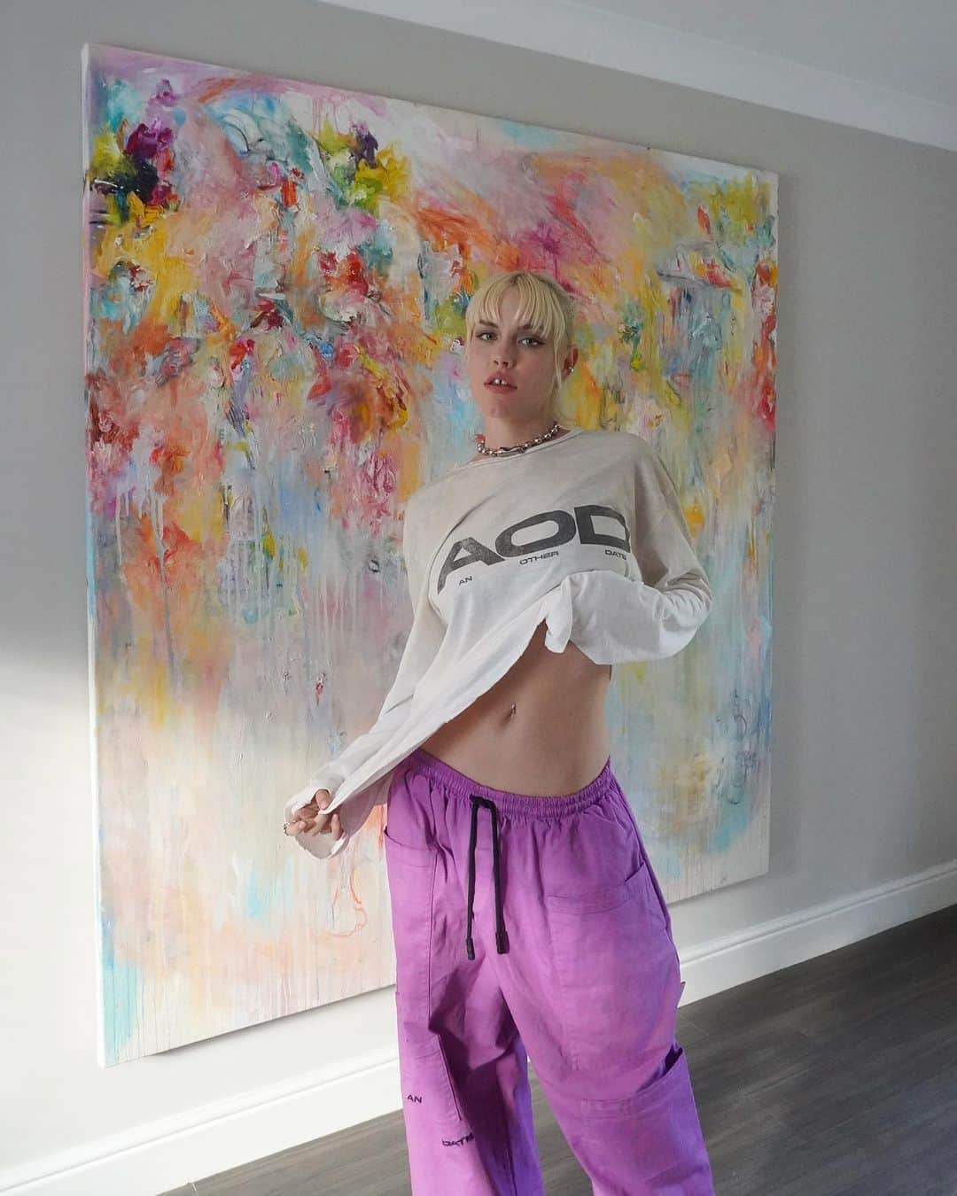 Ashley Smithのインスタグラム：「Tried to think of something clever to say but really just wanted to flex my new pants by @anotherdate.official  And this painting by @ginakuschke」