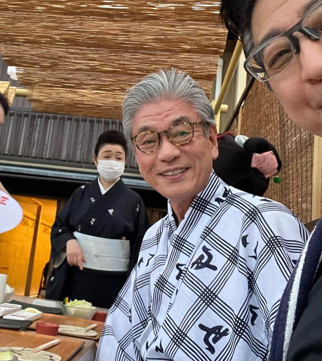 のインスタグラム：「南座坂東玉三郎公演の後はホテルに戻ろうと先斗町通を歩いてましたら歌舞練場前でキャッチされた後東成さんと遭遇！ 先斗町ビアガーデンへ お弟子さん達と とても楽しいひとときでした。みなさんありがとうございました😊」