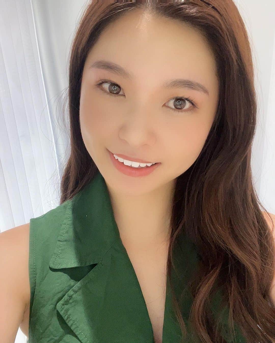 八軒あやねのインスタグラム：「大阪で美容Day💕  ✔︎セルフ脱毛 ✔︎フォトフェイシャル ✔︎ハリウッドブロウ ✔︎ホワイトニング  全部いっぺんにできる中崎町にある @selfsalon_plus.b さん でお世話になってます☺️✨  韓国風の内装が可愛いすぎる🫧  ホワイトニングとハリウッドブロウは同時施術できるので時短🎵  セルフ脱毛も初めてだったけど、 丁寧に教えてもらえて難なくクリア✨  しかも部位によって機械も使い分けるから毛の濃いところも薄いところもアプローチできる🔥  施術後は美味しい美容ドリンク🥤 いただいて、 可愛い韓国アクセサリー💍見る♪ 直接韓国に買い付けに行っているそう😳  幸せ時間でした⏰✨  来月も行ってきます☺️  #セルフ美容サロン大阪　#プラスb #セルフ脱毛梅田　#ハリウッドブロウリフト大阪 #ホワイトニング　#韓国アクセサリー」