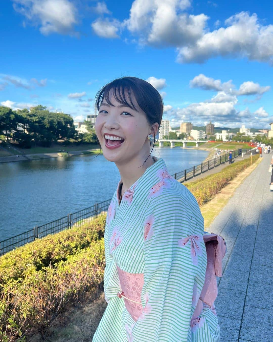 西尾菜々美のインスタグラム：「岡崎に花火を観に行きました🎆  これまで食べたことがないほど大きな五平餅を見つけ 頬張りながら花火を眺めました🥹🍡幸せっ🤍  最近はロケもお休みの日も岡崎に行くことが多くて ますますこの街が好きになります☺️🌻  #愛知 #岡崎 #花火大会 #浴衣 #五平餅 #大好物」