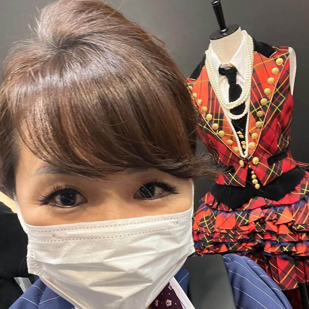 なちゅさんのインスタグラム写真 - (なちゅInstagram)「今、日本橋の不動産で 働いてるなちゅですが🏠 会社の全体会議の帰りに大丸東京店 AKB48大衣装展行って来ました！👗✨💕  本ｯｯｯｯｯｯｯｯ当に凄いよね✨ 衣装さんって✨ センスも凄いし、技術も凄い❗️ メンバーのサイズはもちろん、キャラや楽曲に合わせて作ってくださる衣装は本当に1つ1つが宝物👗💕✨私も自分の衣装本当に嬉しかったです🥹今でも取ってあるよ♡⃛ありがとうございます❣️ みんなサイズが細いのもビックリだけど、メンバーのキャラに合わせて衣装が少しづつ違うのも本当に凄い👏✨し、アイドルグループの中でもAKB48ﾊﾟｲｾﾝのオサレカンパニーさんの茅野しのぶさんの衣装は最高‼️だっていつも思ってた♥️AKB48ﾊﾟｲｾﾝの衣装は可愛すぎる😍他のアイドルも嫉妬する可愛さ❣️ 着てるメンバーも、見てるファンの方も衣装が可愛いと俄然高まるよね😍❗️🎶 早着替えにも対応して本当に凄い…✨早着替え手伝ってくれる衣装さんも本当に心強かった…✨🥹しのぶさんにたくさん優しくしてもらった事を思い出してました😊✨本当にたくさんのｽﾀｯﾌさん衣装さんﾍｱﾒｲｸさんﾏﾈｰｼﾞｬｰさん、ファンの方に支えられてたなぁ🫶  48卒業してもう10年以上、 私も周りの人を幸せにするお仕事を頑張ります💪  不動産屋のスーツ🎩 お金貯めて オサレカンパニーしのぶさんに頼むぞー!!✨✨✨✨👊 ｿﾚ着てまたTVも出るぞ♥️  AKB48ﾊﾟｲｾﾝの楽曲と一緒に衣装見て元気ﾓﾘﾓﾘ出ました♥️ AKB48大衣装展は 大丸東京店で明日8月8日最終日！ ぜひ行ってみてね♡⃛🤗  #AKB48大衣装展 #AKB48ナツマツリ #大丸東京店 #オサレカンパニー #茅野しのぶ #茅野しのぶは天才」8月7日 23時13分 - nachudesu1223