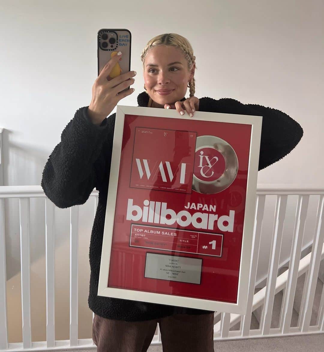 ニーナ・ネスビットのインスタグラム：「this just arrived!!!  arigatō ありがとう to all the incredible japanese @ivestarship fans that made this happen! #1! so excited to have written ‘classic’ on this EP. thanks to my favourites @kloe @celinesvanback @jeppelondon @ryansjhun for making this one come to life with me 🖤 🇯🇵」