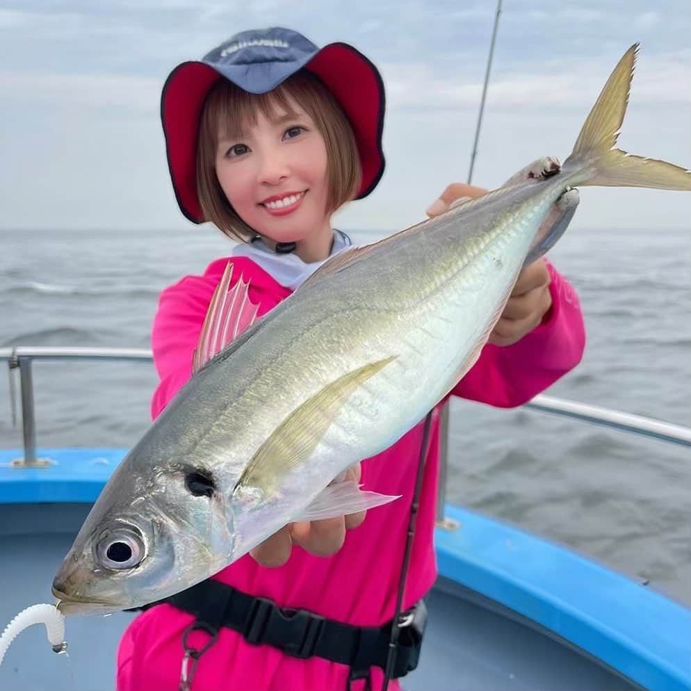 井上直美さんのインスタグラム写真 - (井上直美Instagram)「東京湾バチコンでまさかのギガアジ！ イメージしているパターンが全くハマらず初めは焦りましたが釣れてる人を観察して個人的に普段なら選ばない白のデカワームで連発(*≧∀≦*)頭が凝り固まってるとダメですね。また引き出し増えたなあ(΄◉◞౪◟◉｀)うへへ。自分の経験や傾向も大事だけど自然界！お魚の気持ちなんて毎回一緒な訳ないですよね。 そんな事を思いながら、やっぱり釣りて超楽しい！！！と再認識するのでありました♪  そんなミラクルなギガアジ祭りは8月8日23時〜チバテレ「ワイワイ釣らせてもらいます！」をチェックですよー。  🐟タックルデータ🐟 ロッド♡テイルウォーク ボートアジストSSD S70M-N/SL リール♡テイルウォーク スピーキー2000HGX ライン♡テイルウォーク ピーウィー WX4 0.4号 サングラス♡宅配のめがねやさん 船宿♡バレントンさん  　#バチコン　#ギガアジ　#アジ　#ワイワイ釣らせてもらいます  #ワイ釣り　#テイルウォーク」8月7日 23時14分 - naochingyo