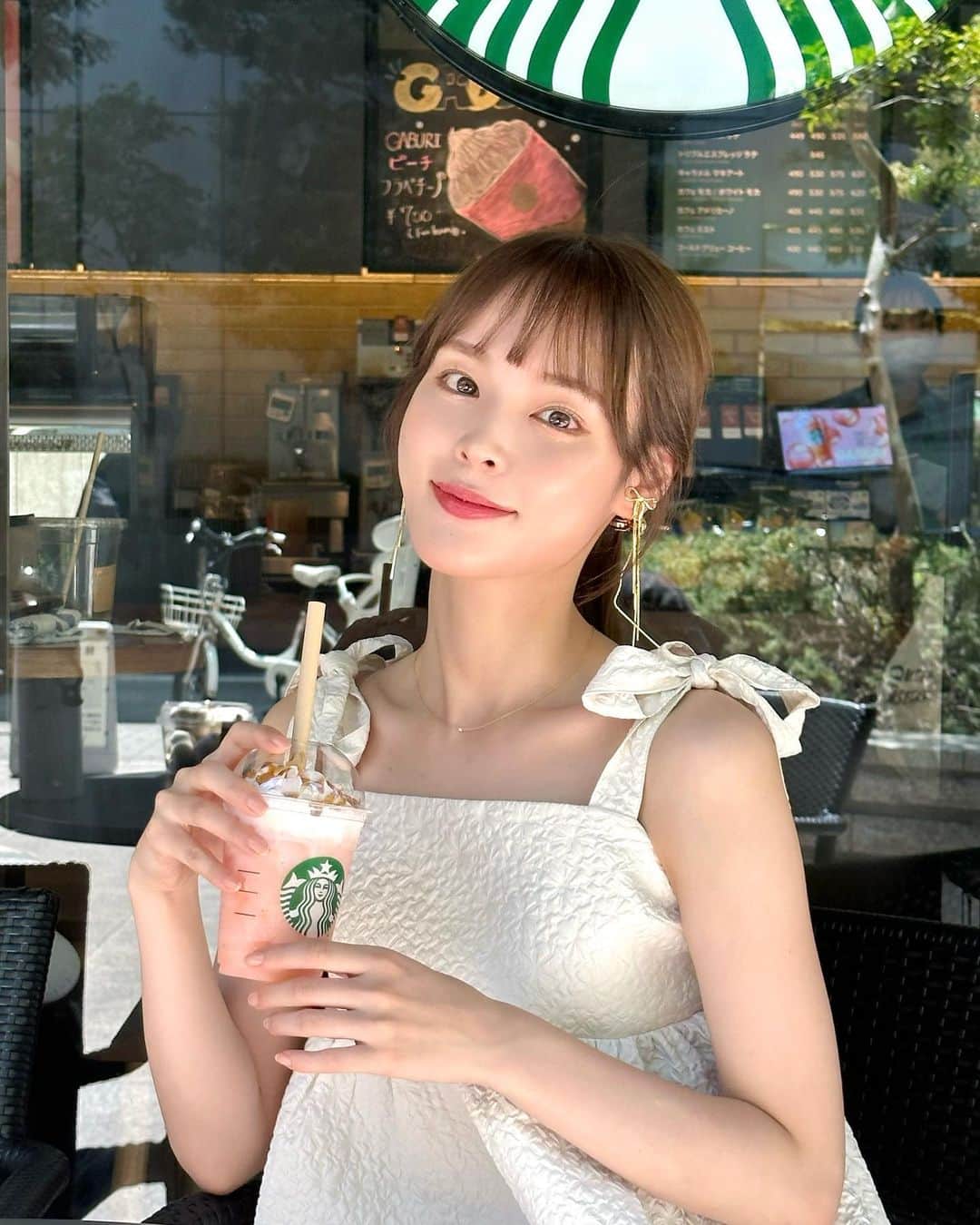 磯田 ひかる(Hikaru Isoda) のインスタグラム：「こんばんは🤍 また一週間始まりました〜🌿  絶賛夏バテ中でなんだか身体がだるいかんじ🥹  この日はピンクパンツコーデ🎀 ボリュームのあるトップスと合わせて可愛いコーデにしてみたよ₍ᐢ.ˬ.ᐢ₎  【着用アイテム】 Pants @dholic_official  2TYPEワンタックスラックス t00747 PINK ￥3,751税込  Tops @grl_official  ふくれジャガードリボンストラップペプラムビスチェ[fo1830] カラー :オフベージュ サイズ :F  Bag @polene_paris  Numéro Sept エディション チョークテクスチャード ¥60,000  ------------------------------ picaru：162cm / 骨格ウェーブ 1st ブライトスプリング 2nd ブライトサマー  大人可愛いスタイルアップコーデ ヘアメイクを合わせた トータルスタイリングを提案🤍  不定期にストーリーで ファッションお悩み相談募集中🥰 ------------------------------  他の投稿を見る→【@picaruuu】」