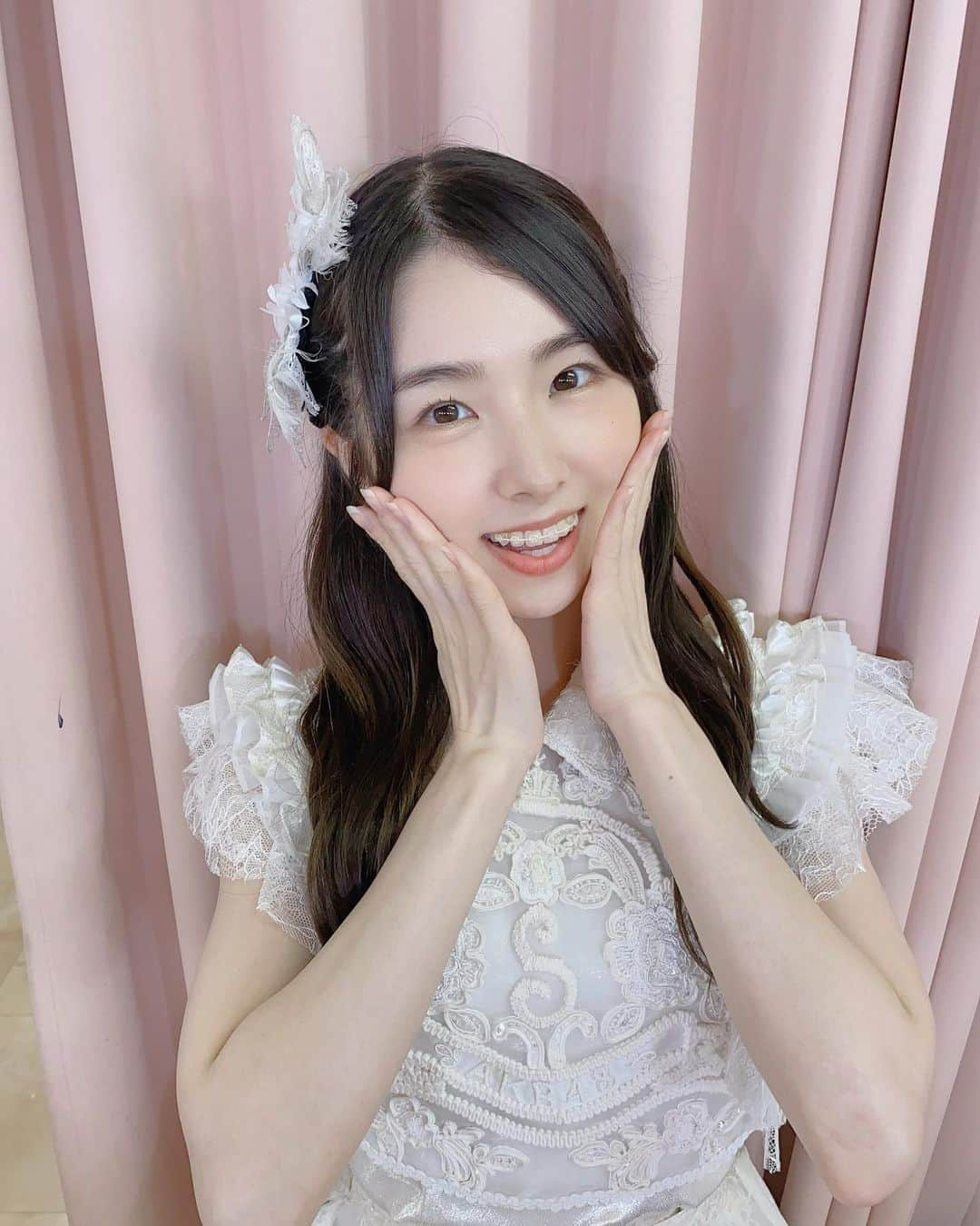 岩立沙穂さんのインスタグラム写真 - (岩立沙穂Instagram)「#AKB48大衣装展 にもあったこちらの衣装🤍行った時に改めて可愛いなと思ったけど、まさか今日着られると思わなかった🤭  胸のところのSは名前のイニシャルと合うように衣装さんが選んでくださってます。山本彩さんの衣装でした✨  . . #イニシャル #AKB衣装 #白」8月7日 23時16分 - saho_iwatate104