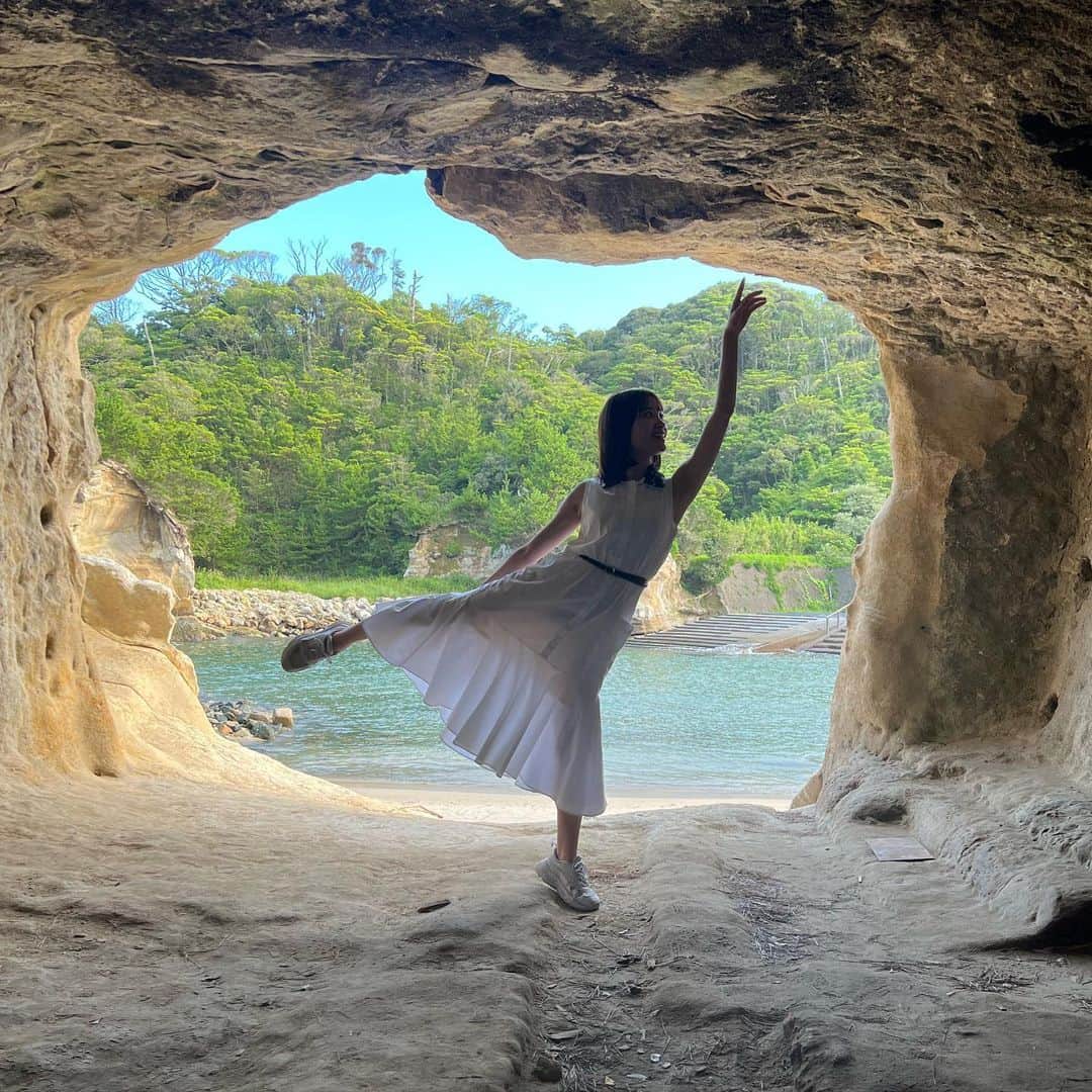 のインスタグラム：「最近とっても心動かされた瞬間があって、この出来事を絶対に忘れたくないなぁとメモにしたけど、上手く言葉で表せなくてほわ〜んとしてる🥹 ということでワンマンライブまであと4日☺︎ #茨城観光 #夏休み #アイドル #ザラコーデ #高戸小浜海岸 #砂浜コーデ #白ワンピース」