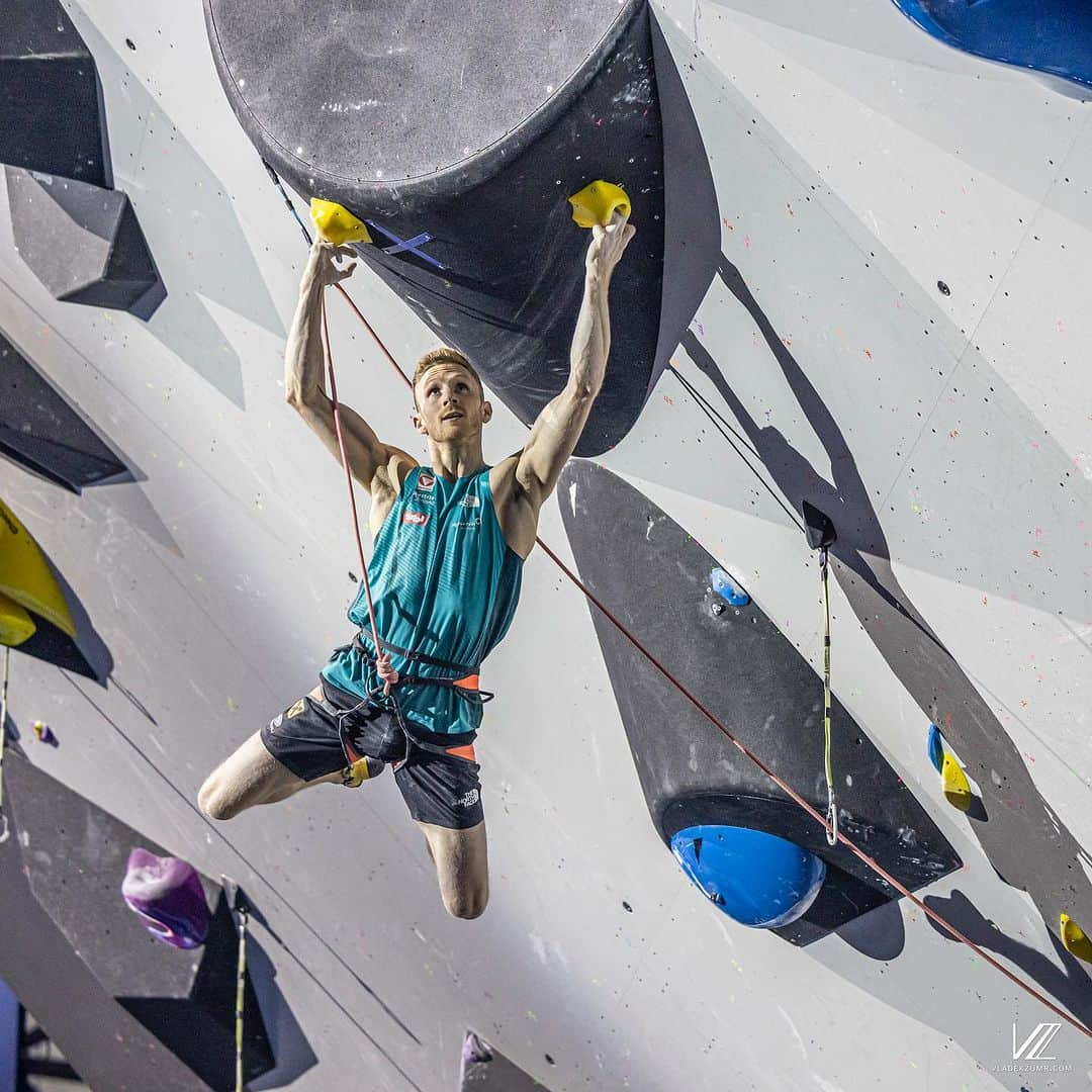 ヤコブ・シューベルトさんのインスタグラム写真 - (ヤコブ・シューベルトInstagram)「LEAD WORLD CHAMPION 🤯 Climbing in front of this crowd felt amazing and I was able to fight hard thanks to all the cheers 🙏  I felt in my best Lead shape ever coming to Bern but I still knew everything had to go my way to defend the title since the field seems more stacked than ever. I barely came out ahead of the super talent @anraku_sorato and longtime friend @alexandermegos who completed the podium which made me extra happy 😊 It‘s my 5th gold medal at World Championships since my first one in 2011 and it's moments like this that you work your ass off for and will stay with you forever! A big thank you goes out to everyone who helped me to make this dream come true once again!  But this event is far from over, the most important comp -the Olympic Combined- is coming up! Keep going 🙏🔥💪🏻 • • Photos by @lenadrapella and @vladek_zumr  • @mammut_swiss1862 @gloryfy_unbreakable @raiffeisentirol @subaru_austria @lasportivagram @thecrag_worldwide  #worldchampion #ifscwch #berntoclimb #sportclimbing #climbing #athlete #competitionclimbing #climbingworldwide」8月7日 23時20分 - jakob.schubert